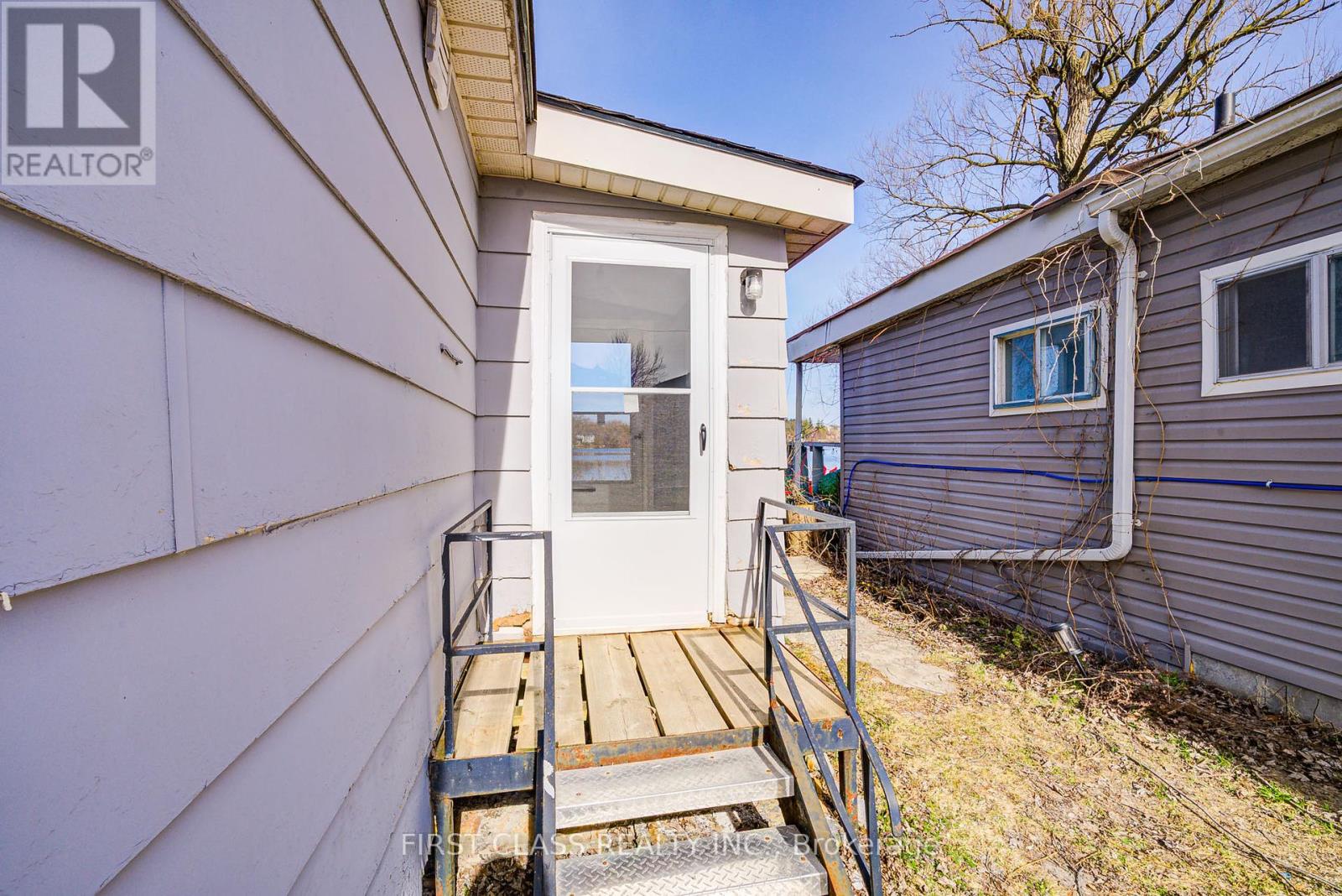 Property at 17 WILLOWBANK AVENUE image 3