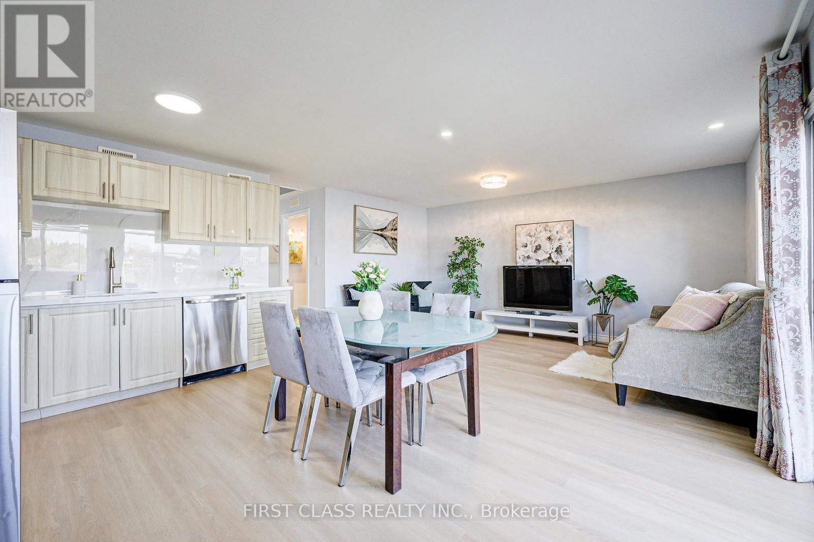 Property at 17 WILLOWBANK AVENUE image 4