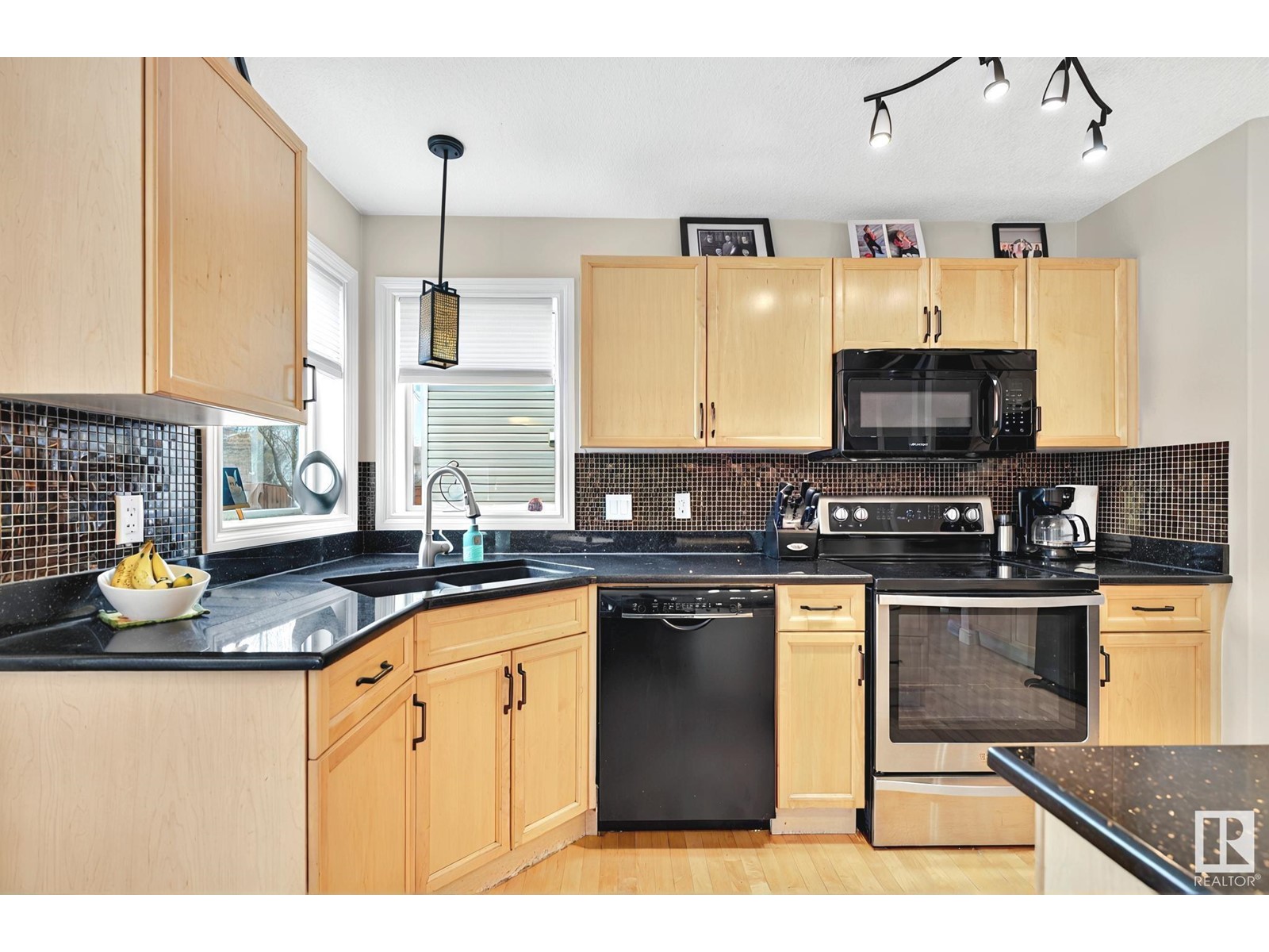 Property at 25 DANFIELD PL image 4