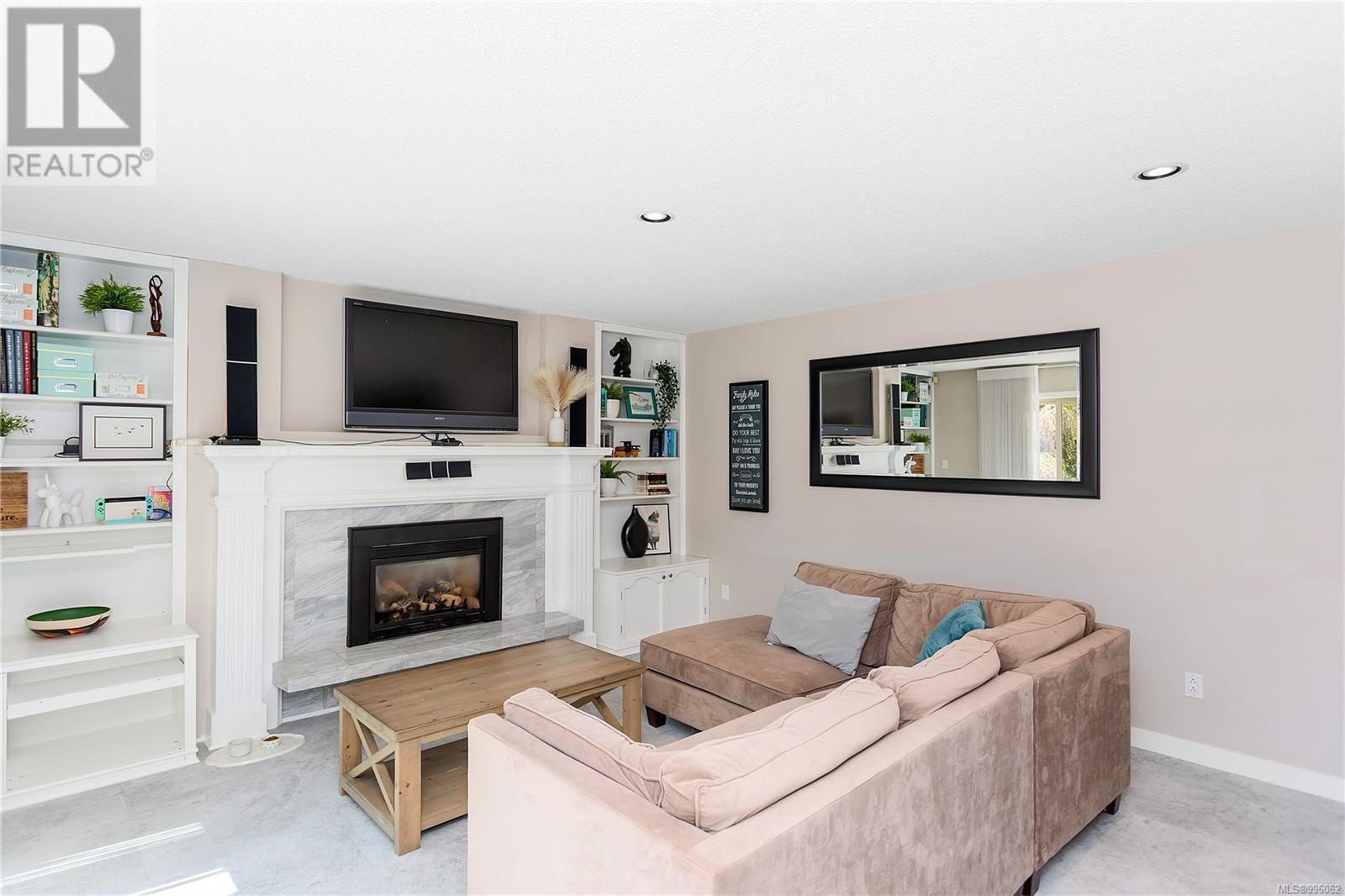 Property at 431 Walton Heath Pl image 2