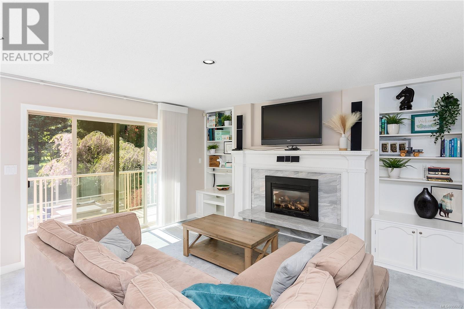Property at 431 Walton Heath Pl image 1