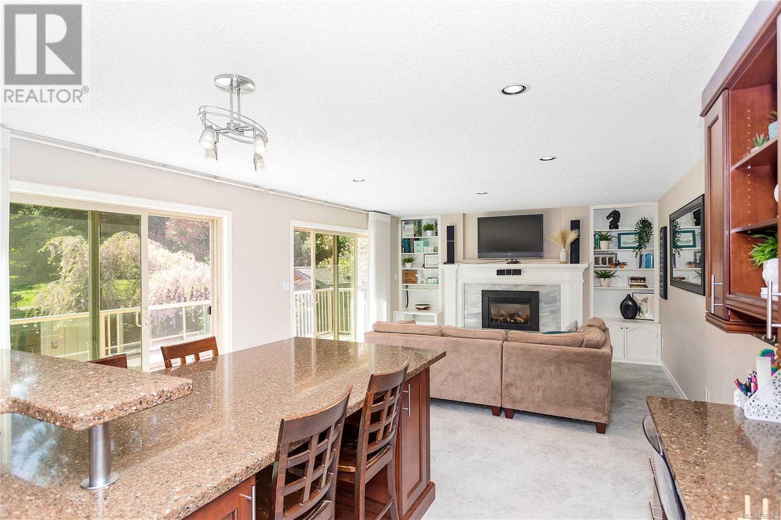 Property at 431 Walton Heath Pl image 5