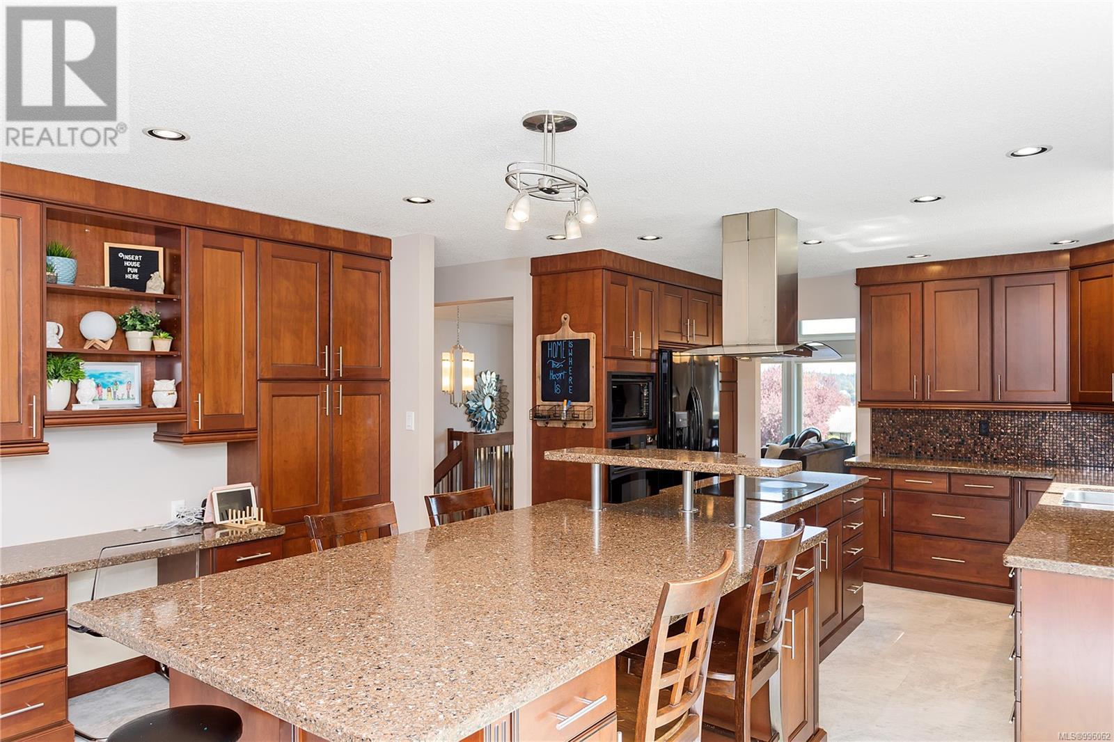 Property at 431 Walton Heath Pl image 4