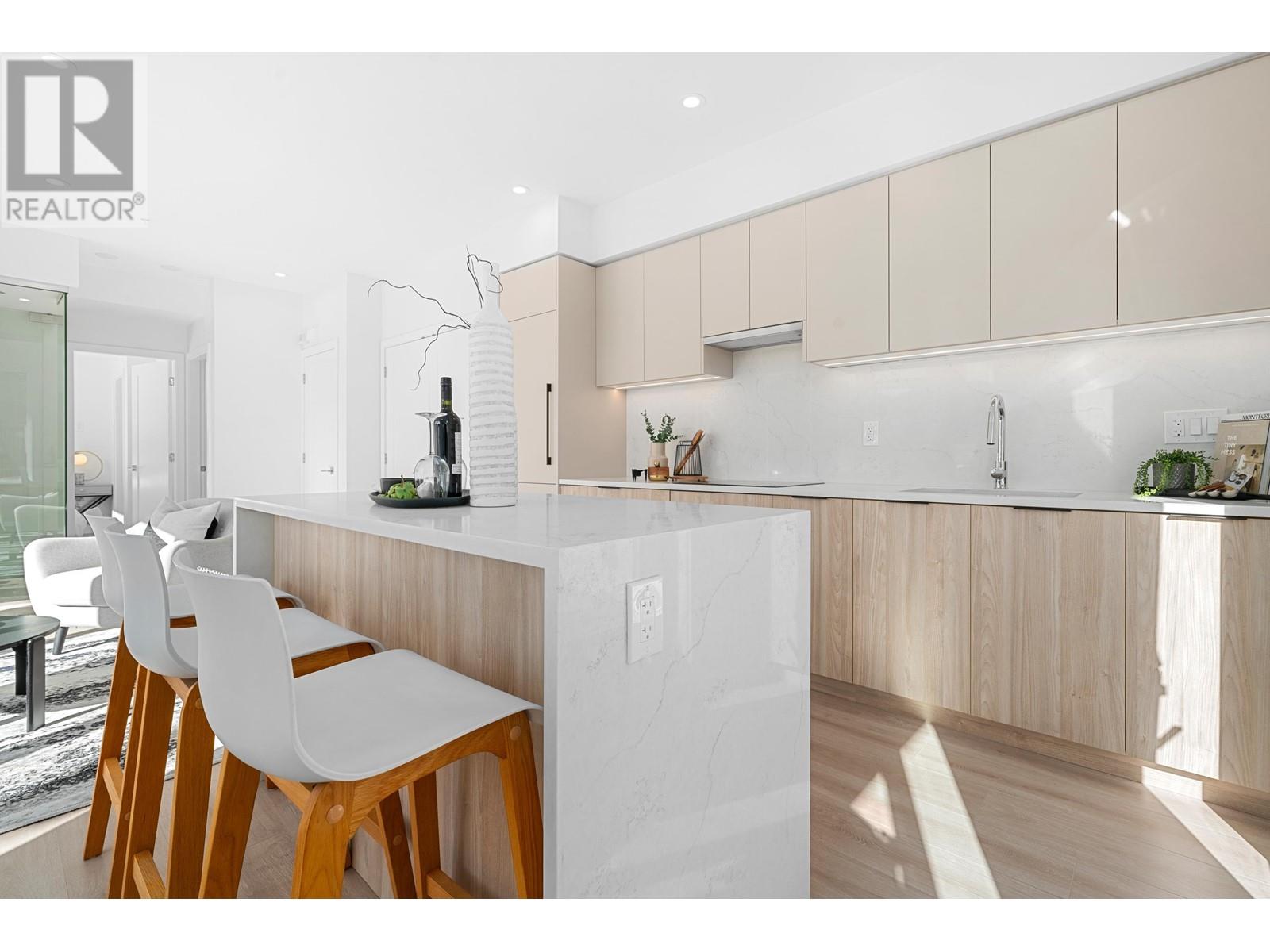 Listing Picture 11 of 33 : 107 7161 17TH AVENUE, Burnaby / 本拿比 - 魯藝地產 Yvonne Lu Group - MLS Medallion Club Member