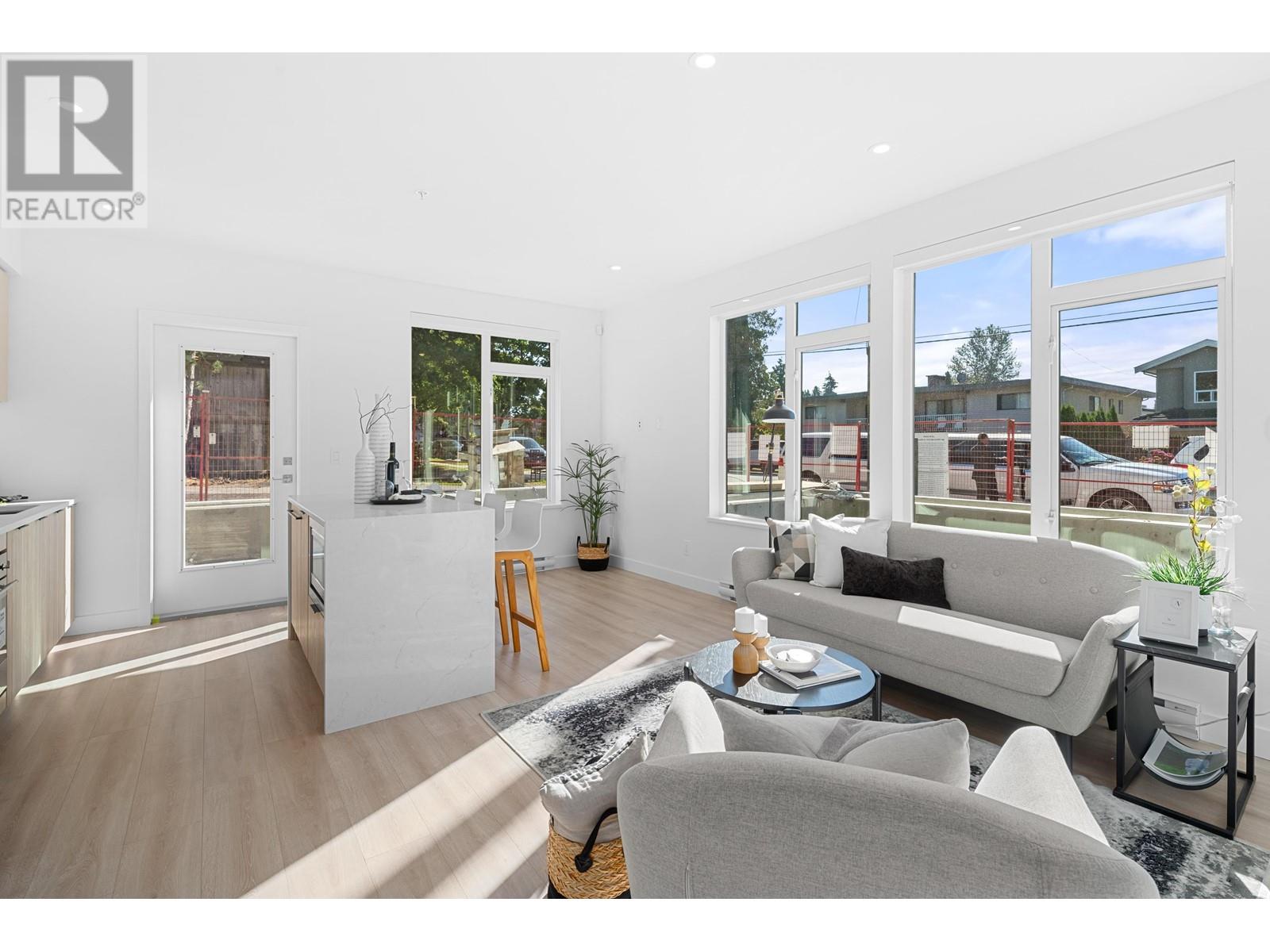 Listing Picture 6 of 33 : 107 7161 17TH AVENUE, Burnaby / 本拿比 - 魯藝地產 Yvonne Lu Group - MLS Medallion Club Member