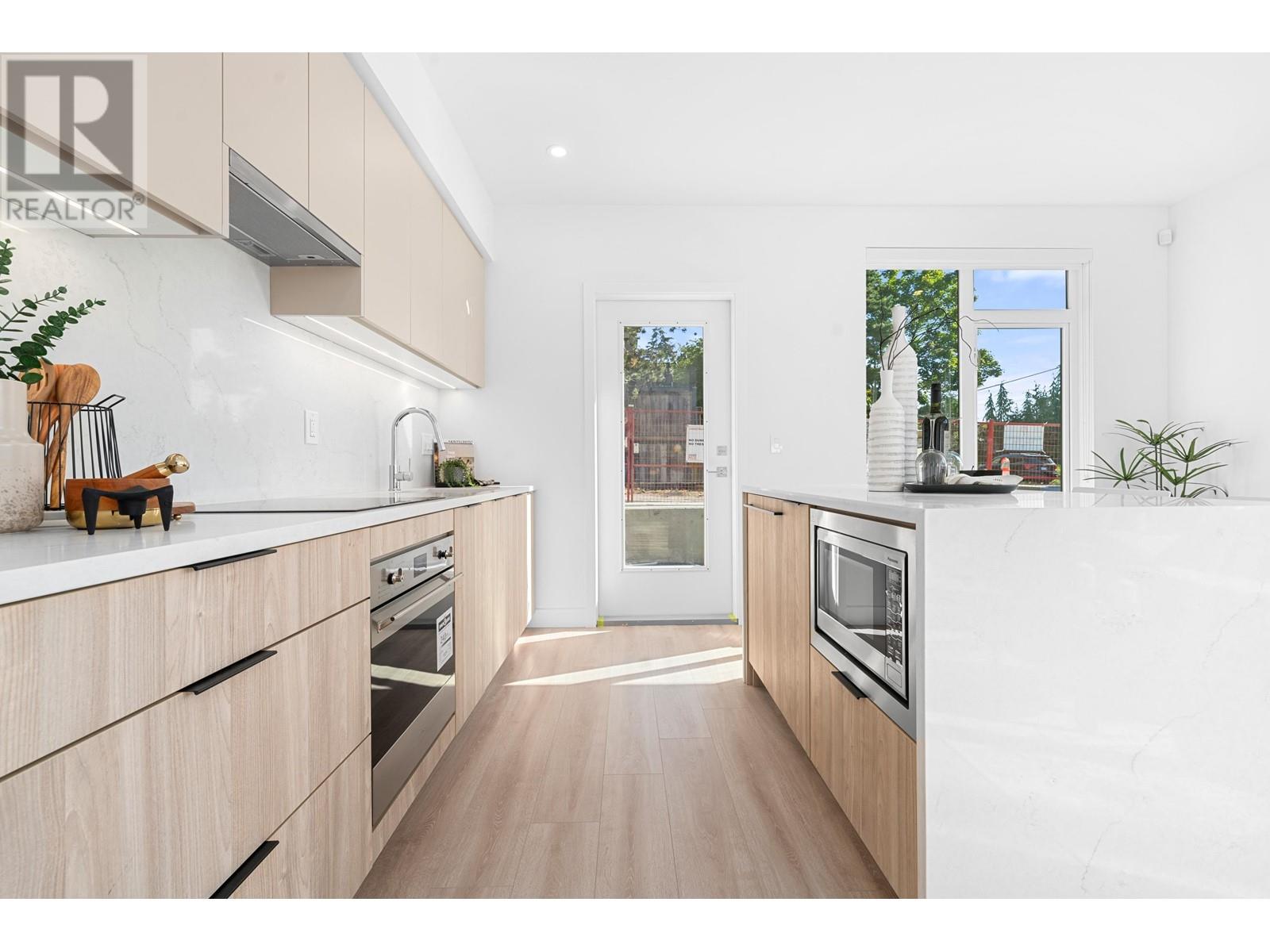 Listing Picture 15 of 33 : 107 7161 17TH AVENUE, Burnaby / 本拿比 - 魯藝地產 Yvonne Lu Group - MLS Medallion Club Member