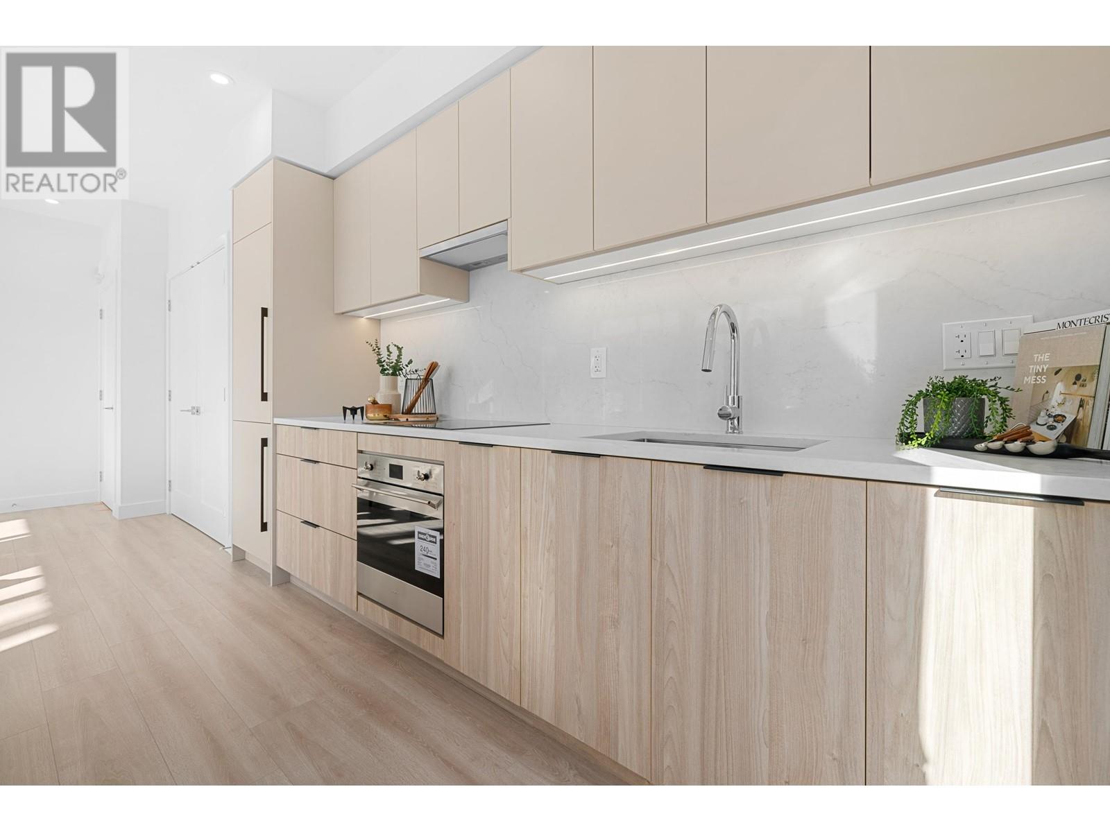 Listing Picture 12 of 33 : 107 7161 17TH AVENUE, Burnaby / 本拿比 - 魯藝地產 Yvonne Lu Group - MLS Medallion Club Member