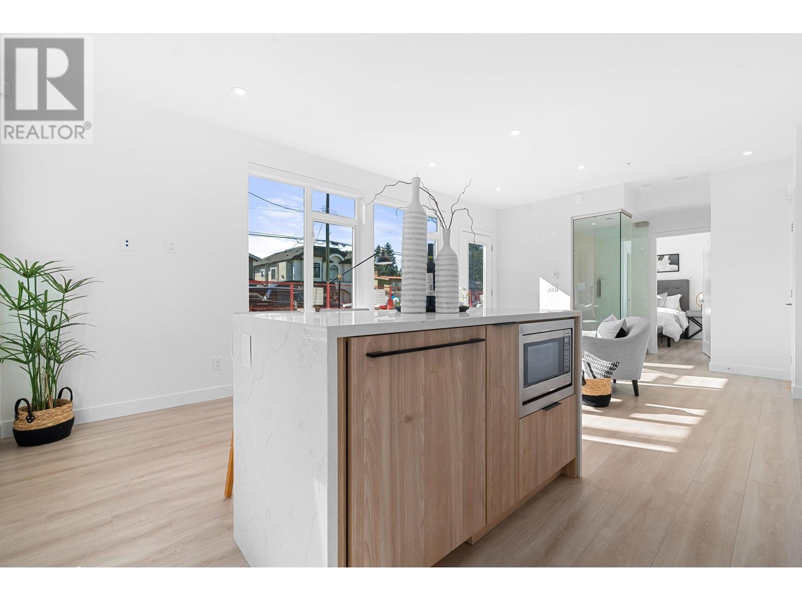 Listing Picture 14 of 33 : 107 7161 17TH AVENUE, Burnaby / 本拿比 - 魯藝地產 Yvonne Lu Group - MLS Medallion Club Member