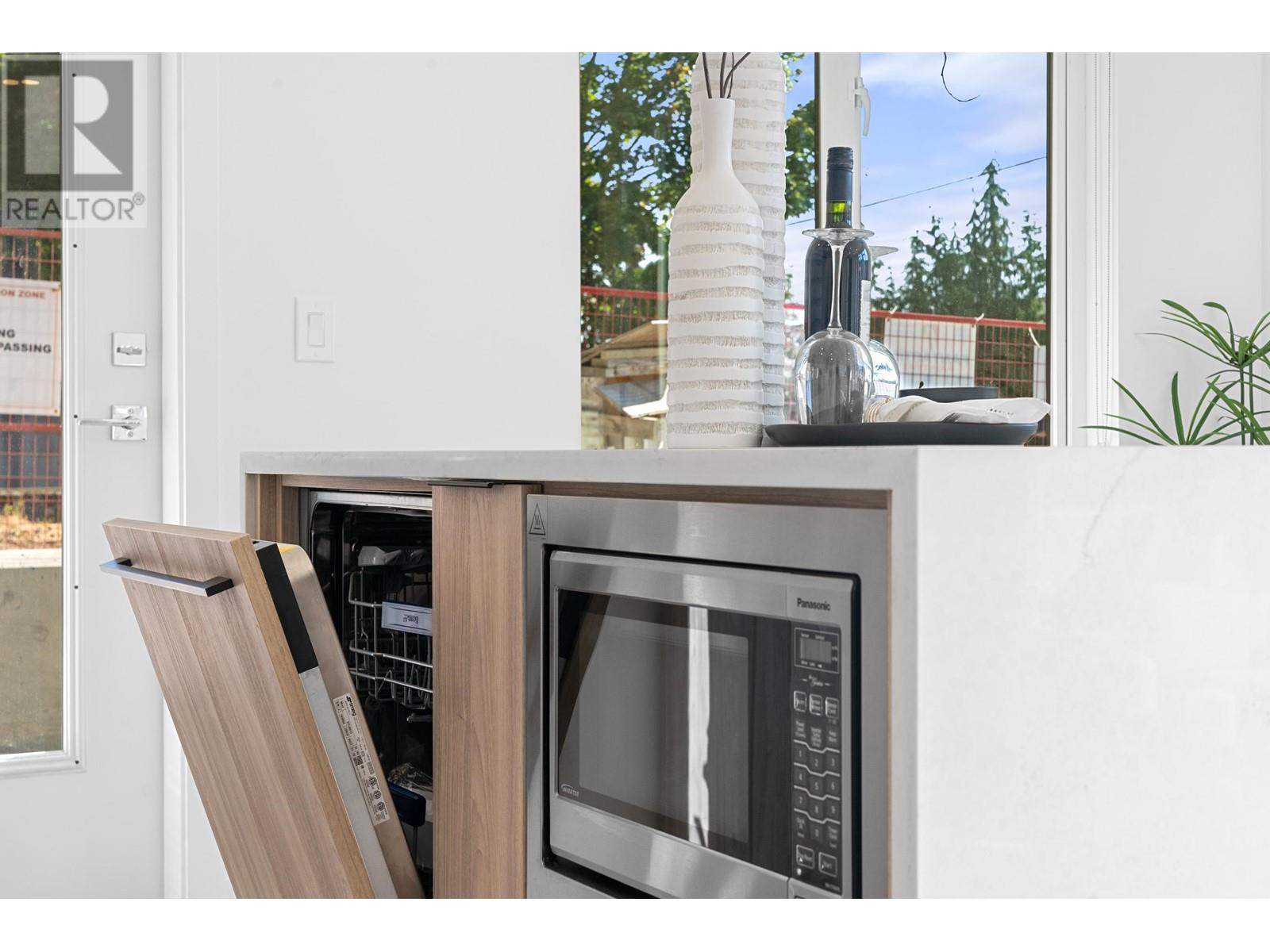 Listing Picture 25 of 33 : 107 7161 17TH AVENUE, Burnaby / 本拿比 - 魯藝地產 Yvonne Lu Group - MLS Medallion Club Member