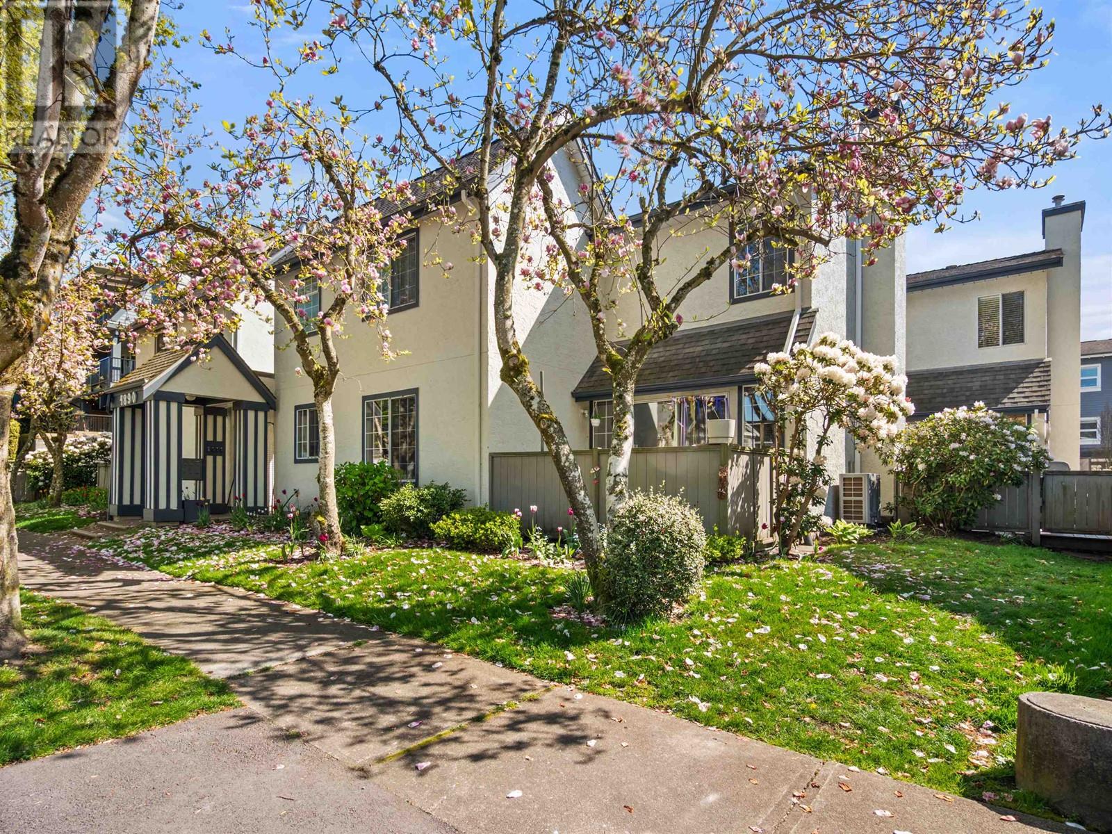 Property at 3 4890 48 AVENUE image 1