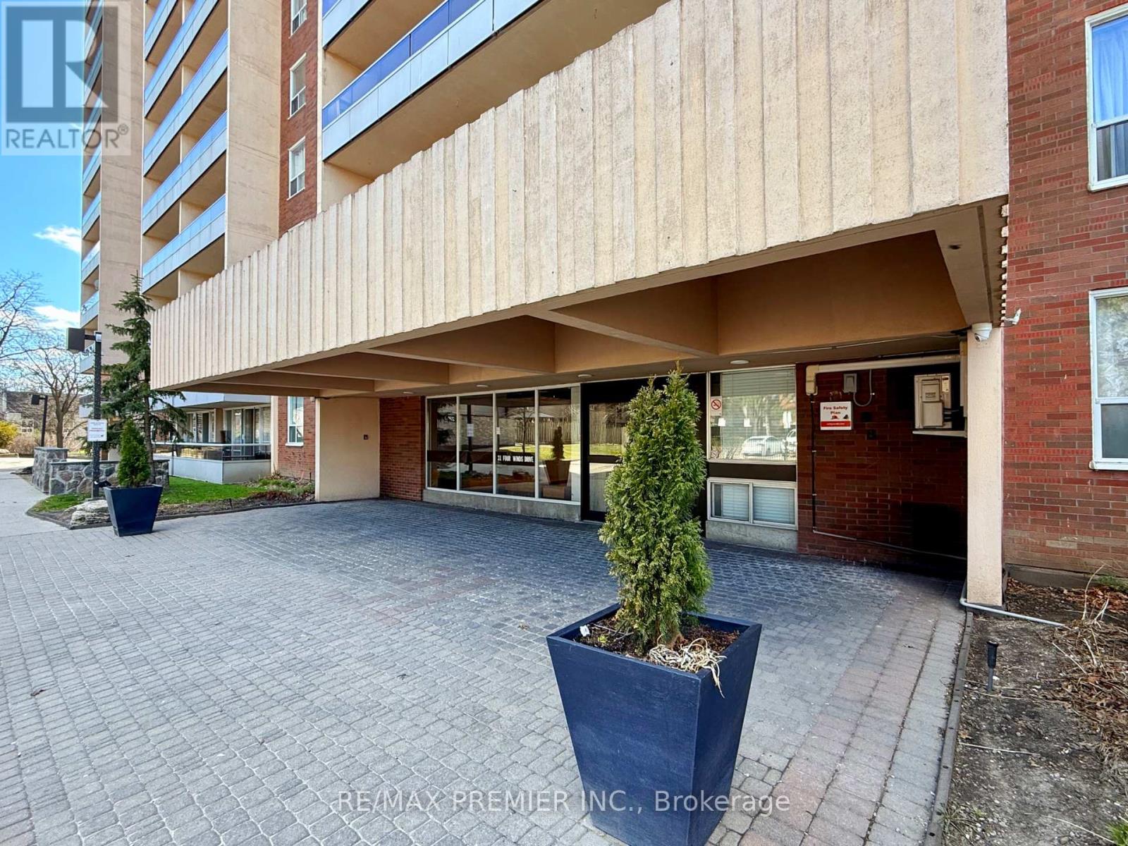 502 - 31 Four Winds Drive, Toronto, Ontario  M3J 1K9 - Photo 3 - W12101757
