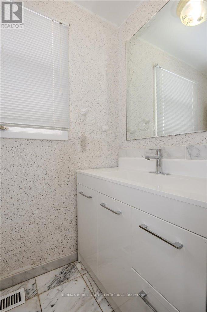 2260 Oneida Crescent, Mississauga, Ontario  L5C 1V6 - Photo 23 - W12094005