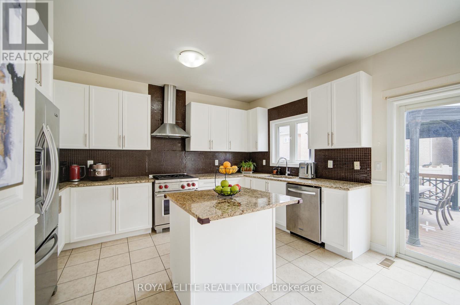 11 Amstel Avenue, Richmond Hill, Ontario  L4E 0P7 - Photo 12 - N12103356