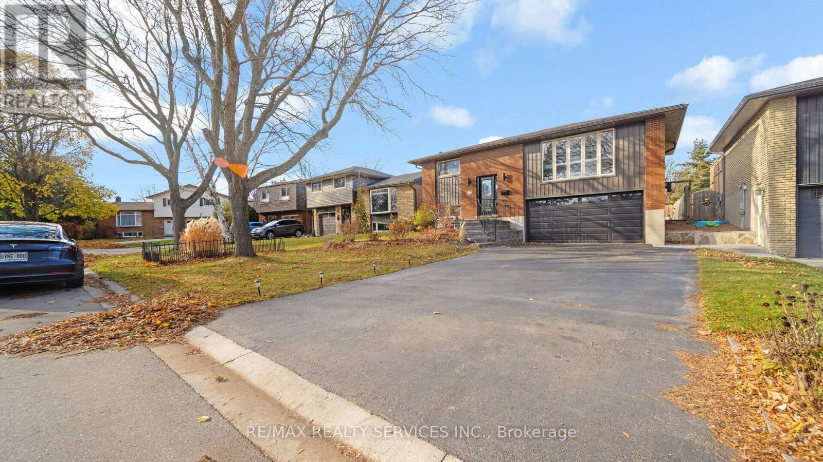 Property at 364 ROSELAWN PLACE SE image 2