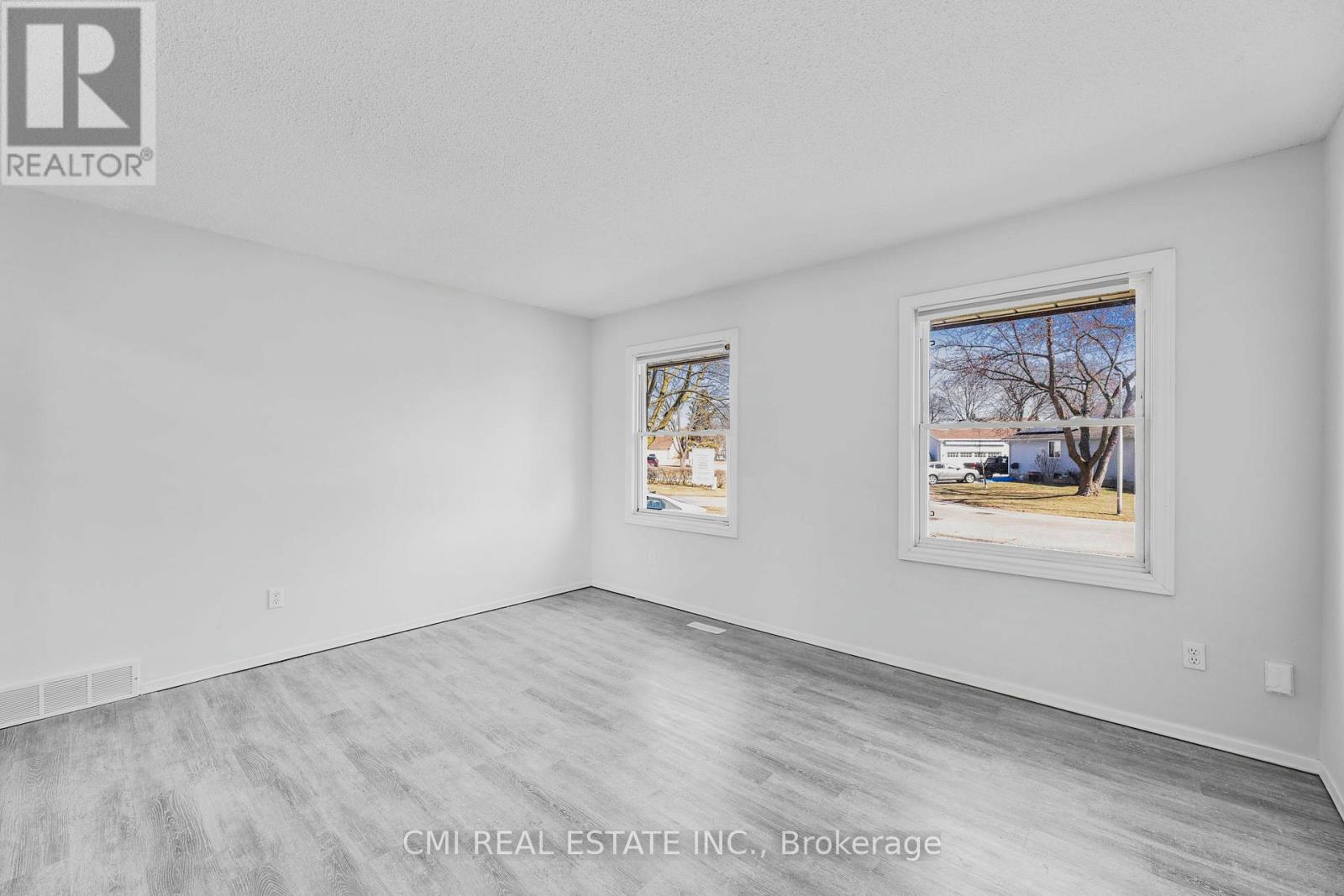 17 Maplestone Avenue, Sarnia, Ontario  N7S 4X1 - Photo 8 - X12103360