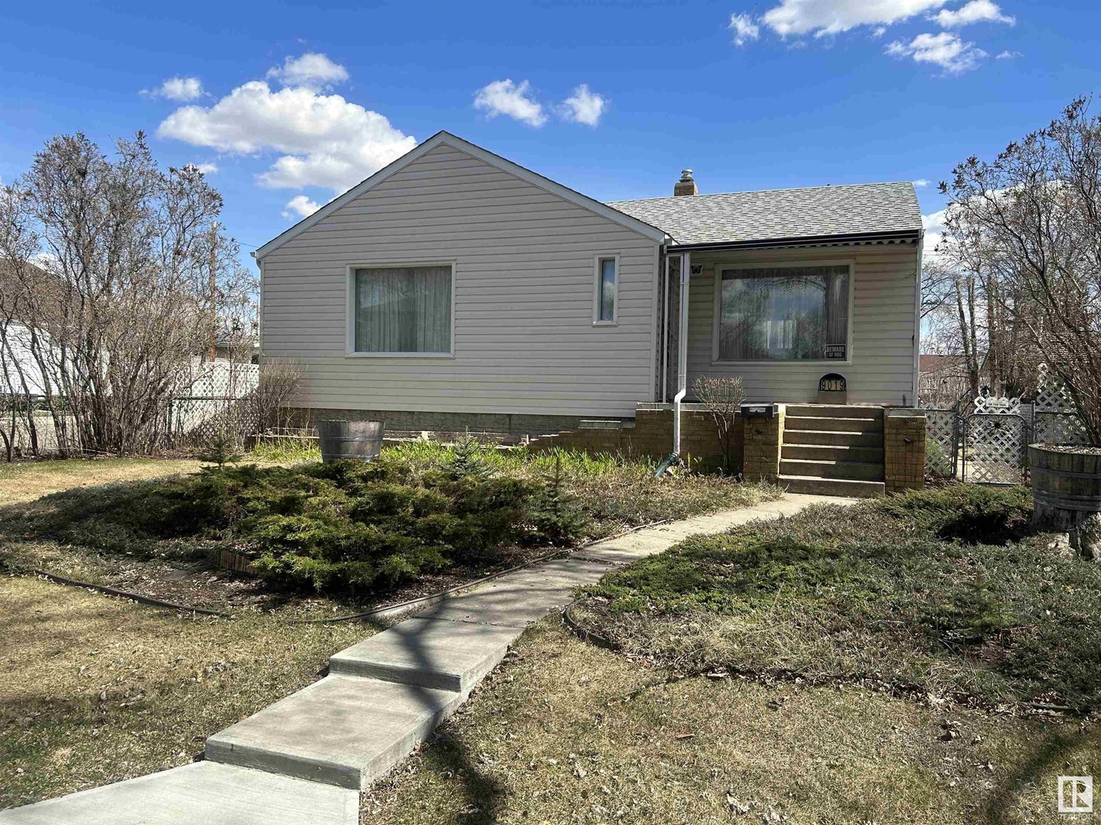 Property at 9019 89 ST NW image 4