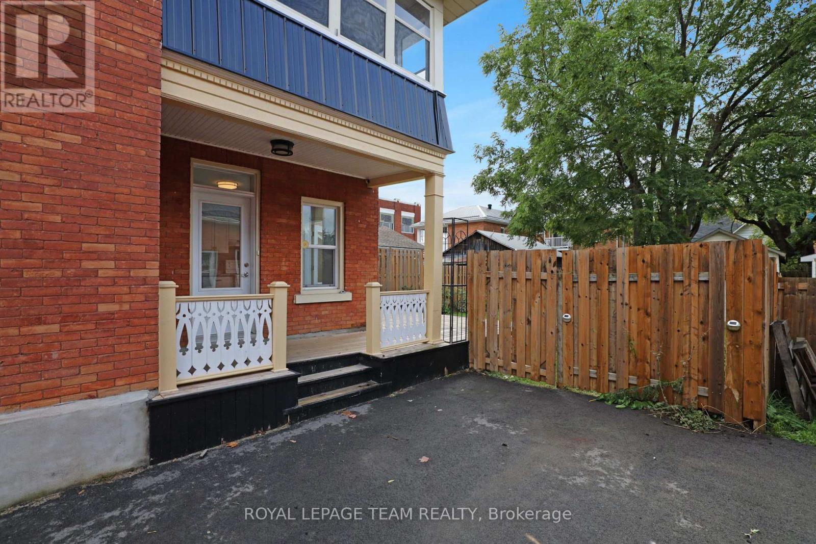 Property at 190 LOCHIEL STREET S image 4