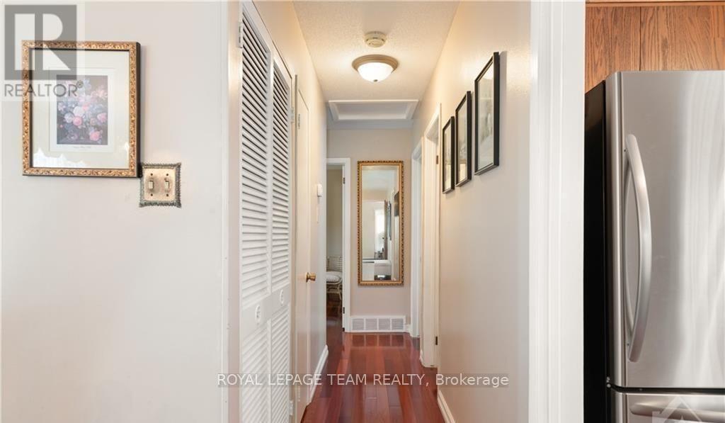 25 Saginaw Crescent, Ottawa, Ontario  K2E 6Y8 - Photo 12 - X12103485