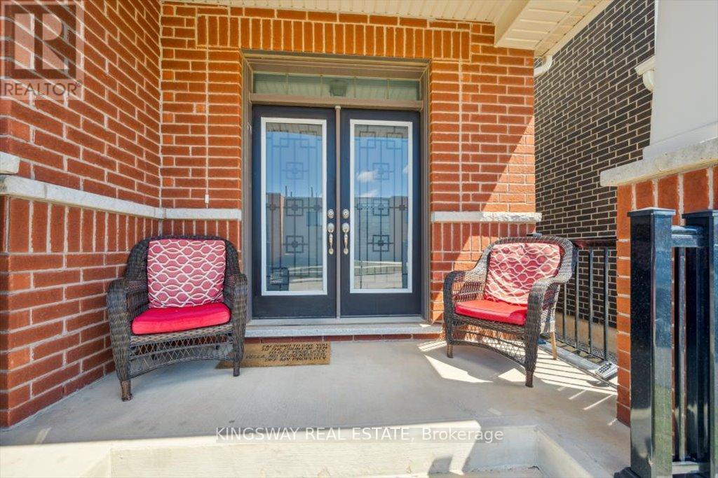 Property at 688 KENNEDY CIRCLE W image 4