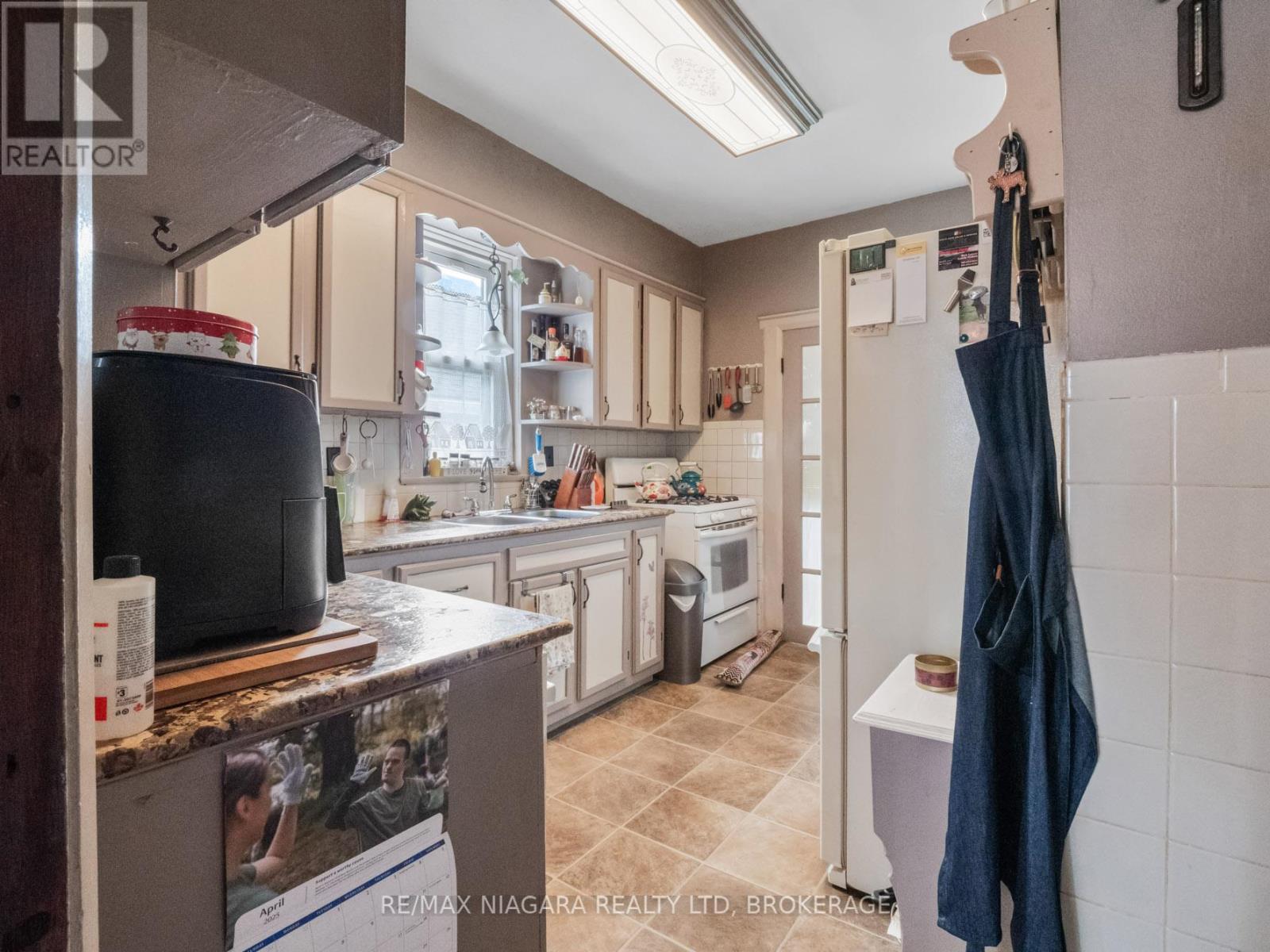 215 Phipps Street, Fort Erie, Ontario  L2A 2V4 - Photo 11 - X12103583