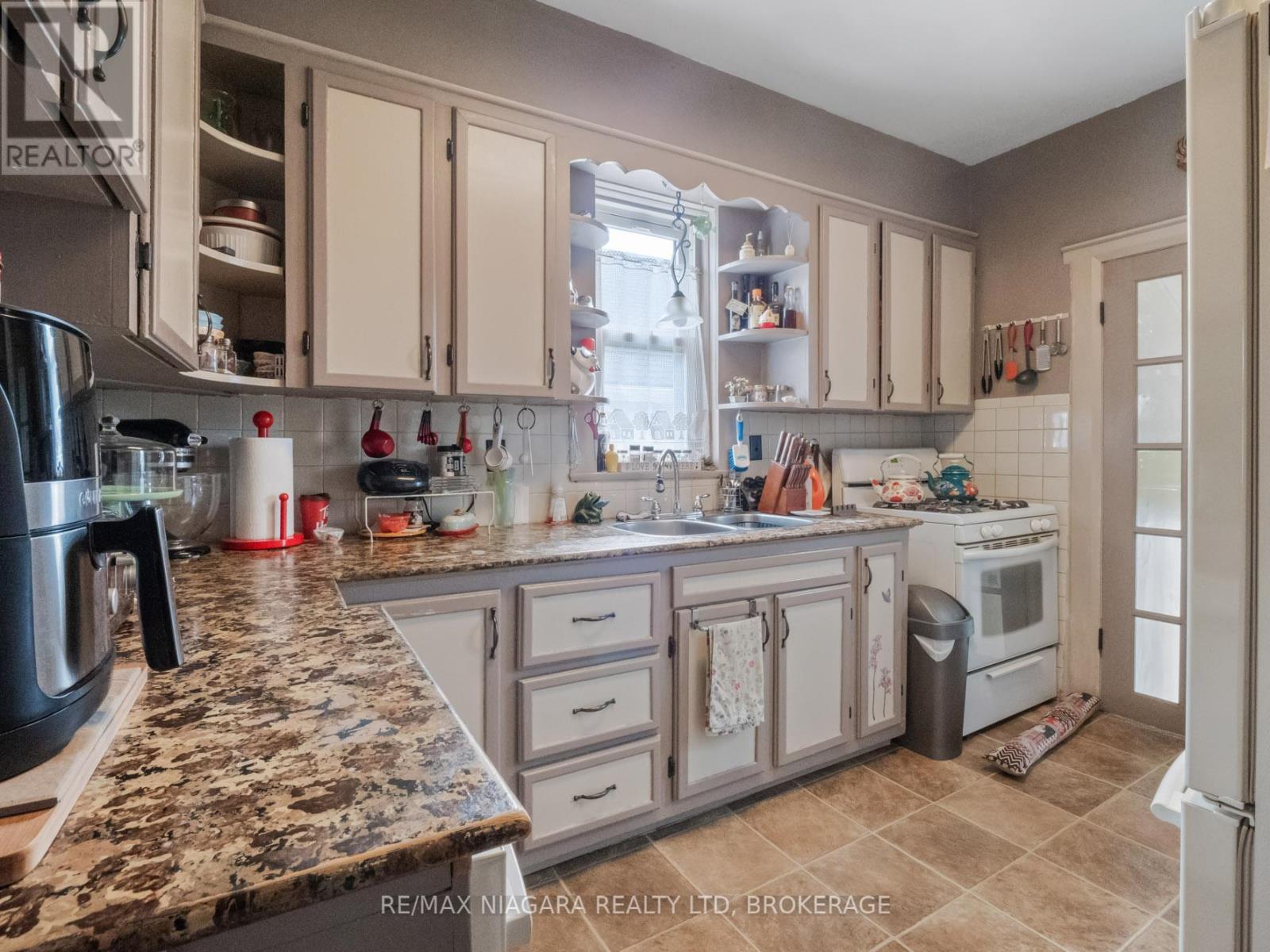 215 Phipps Street, Fort Erie, Ontario  L2A 2V4 - Photo 12 - X12103583