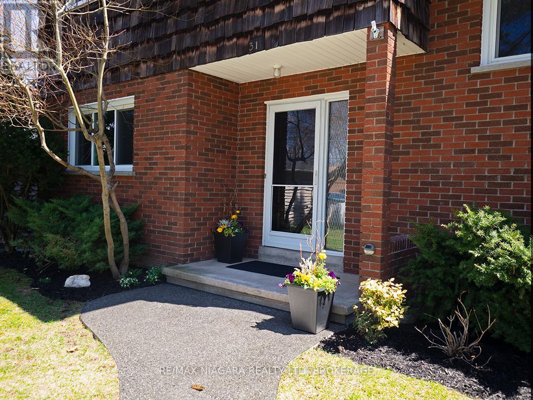 Property at 31 OAKRIDGE CRESCENT image 5