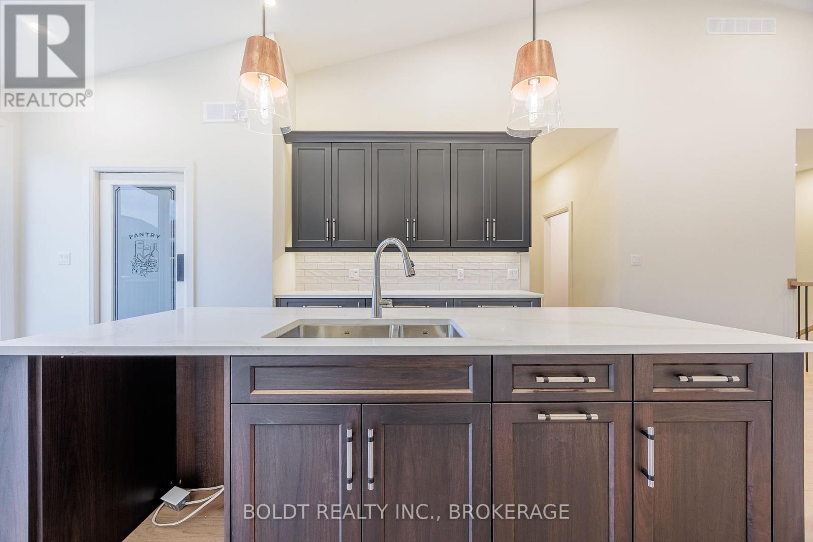 1051 Pelham Street, Pelham, Ontario  L3C 3E4 - Photo 6 - X12103742