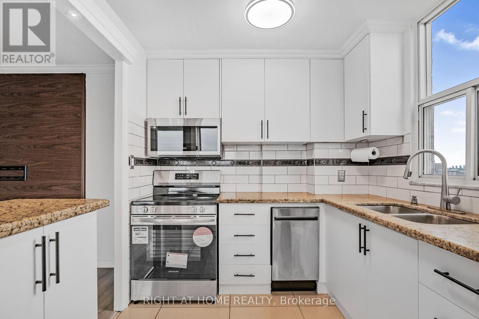 1503 - 60 Pavane Linkway, Toronto, Ontario  M3C 1A2 - Photo 4 - C12103654