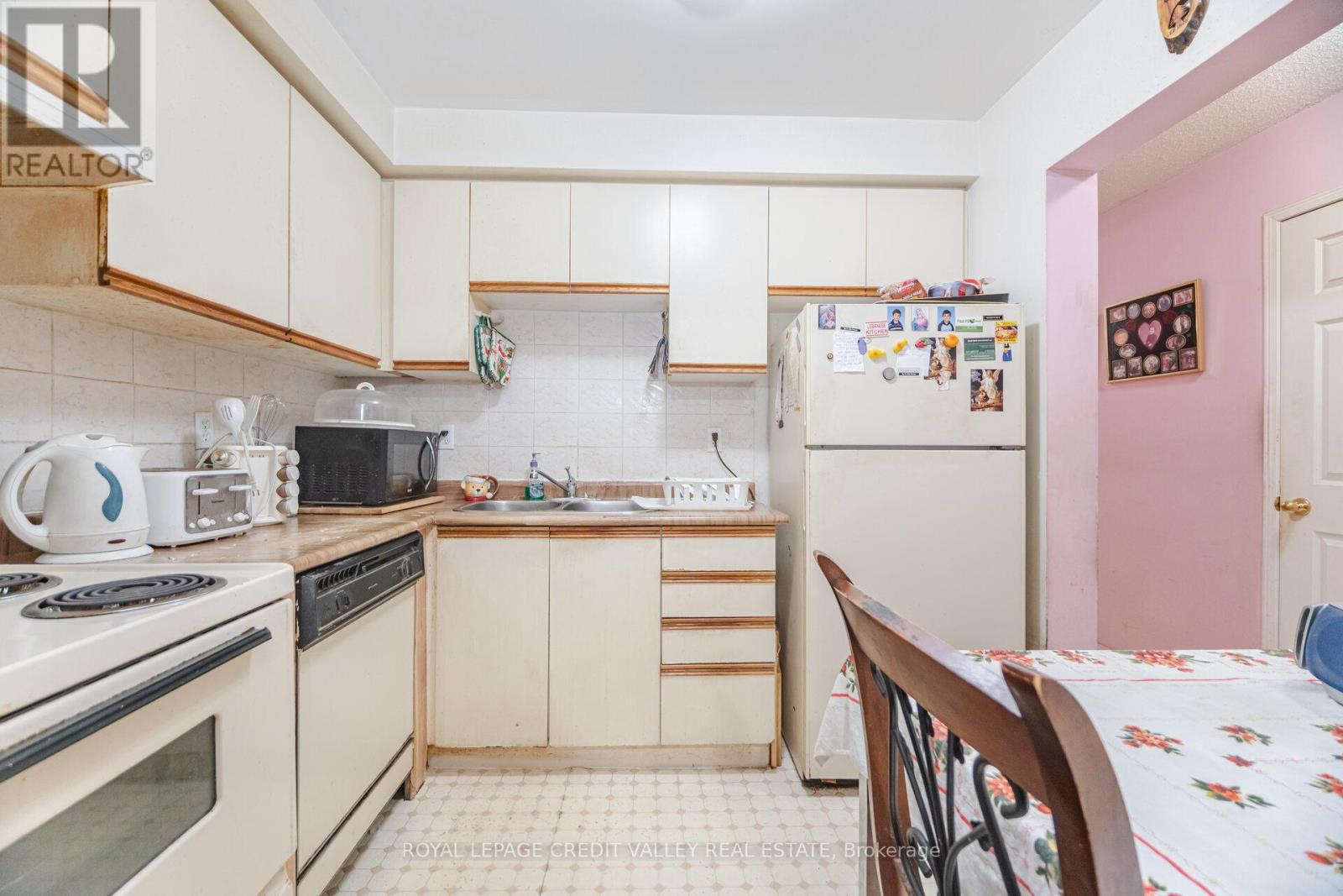 Property at 27 - 905 BAYLY STREET image 5