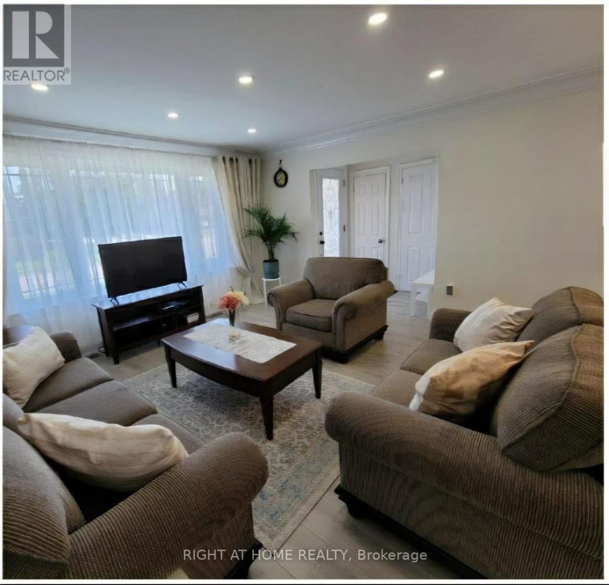 389 Taylor Mills Drive N, Richmond Hill, Ontario  L4C 2V1 - Photo 3 - N12103611
