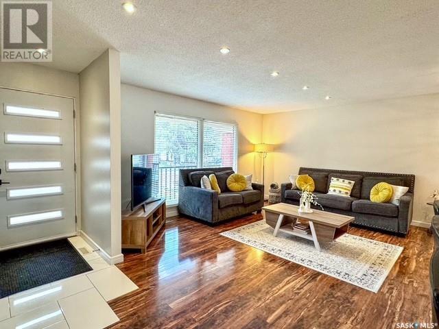 Property at 635 8th AVENUE NE image 2