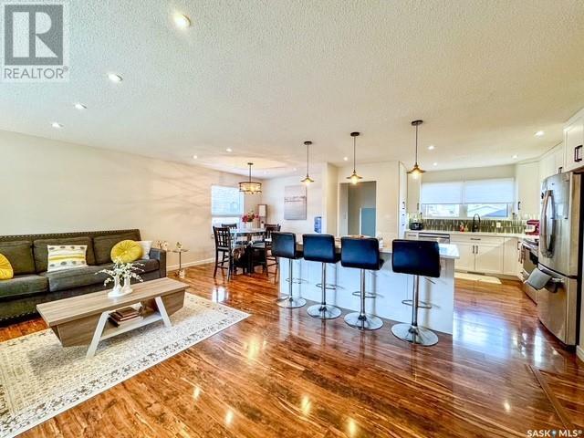 Property at 635 8th AVENUE NE image 3