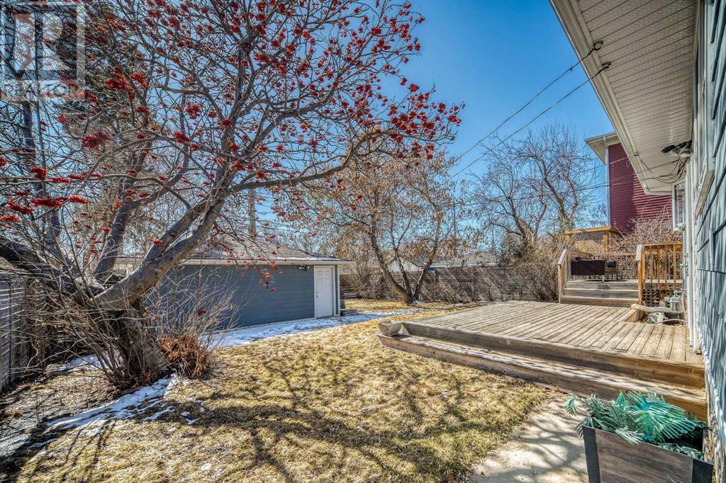 Property at 703 47 Avenue SW image 2