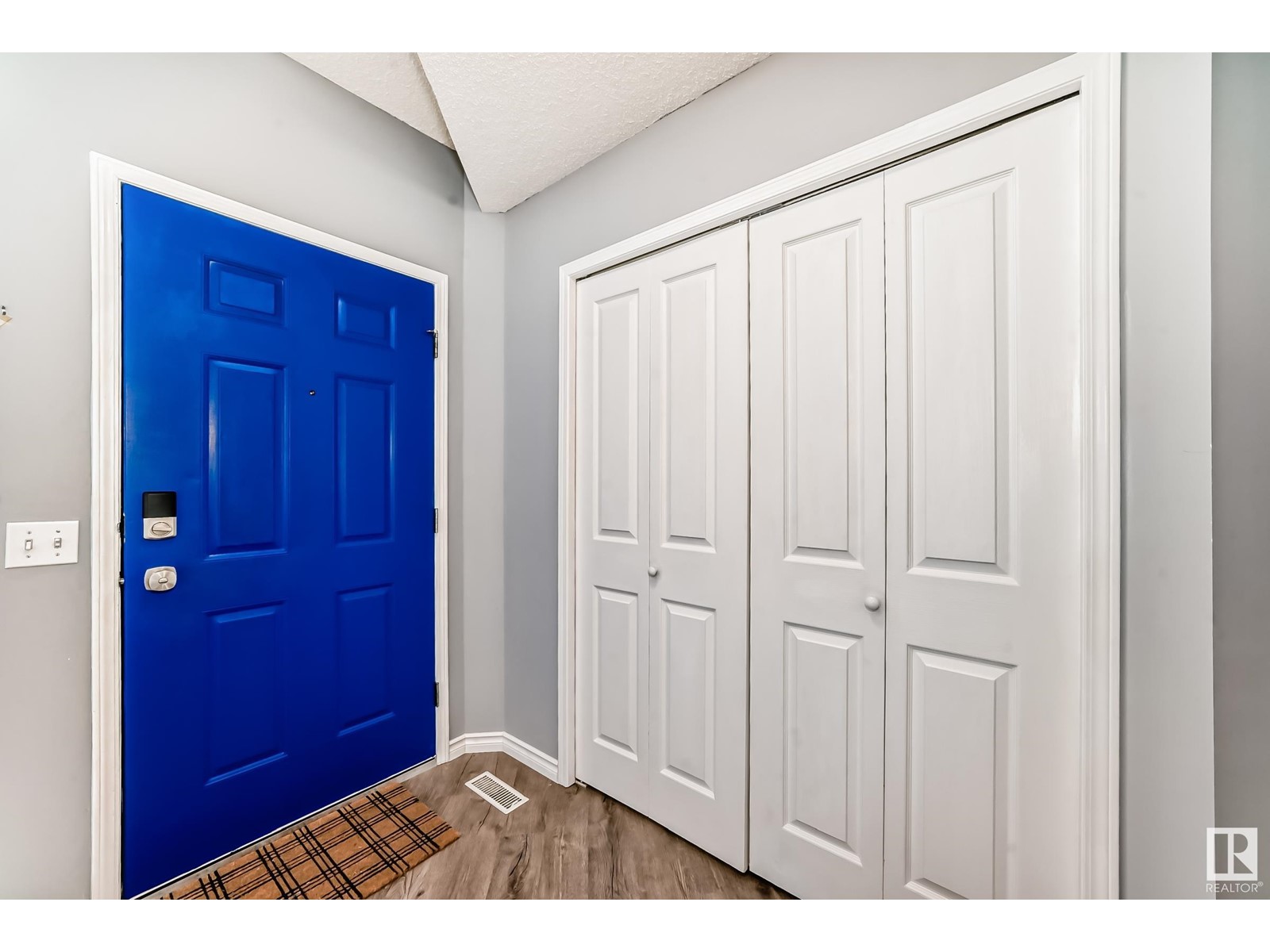 Property at 2 EBONY WY image 4