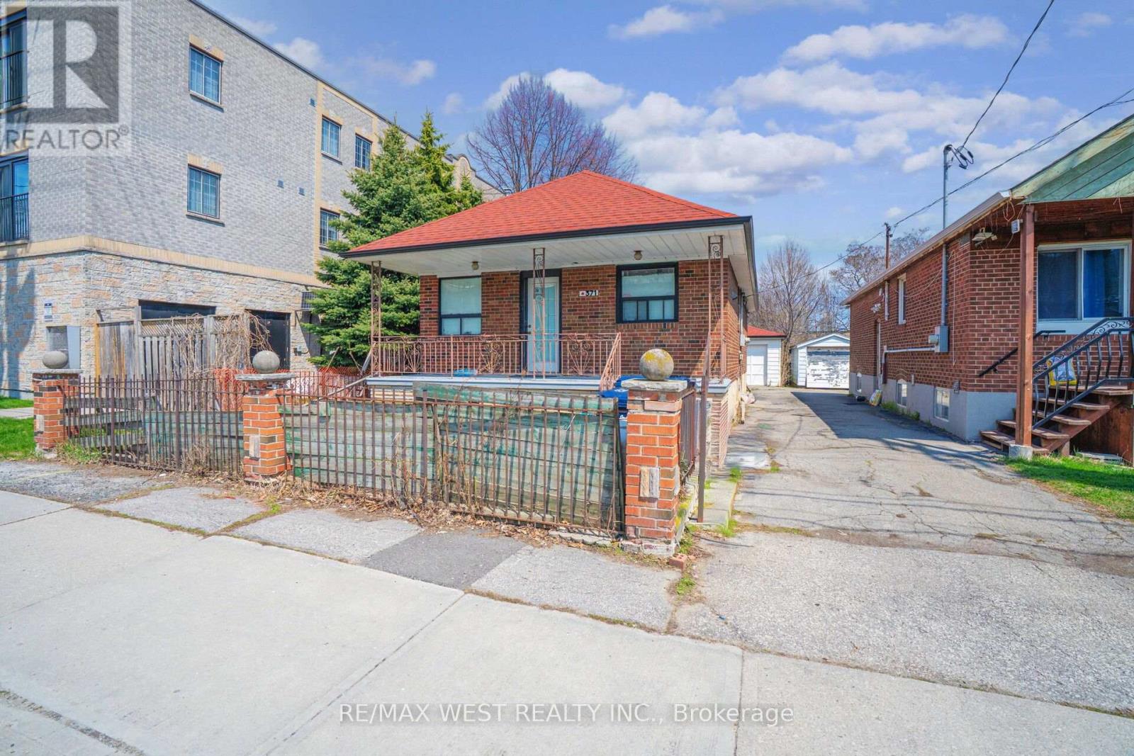 371 Royal York Road, Toronto, Ontario  M8Y 2R1 - Photo 10 - W12103793