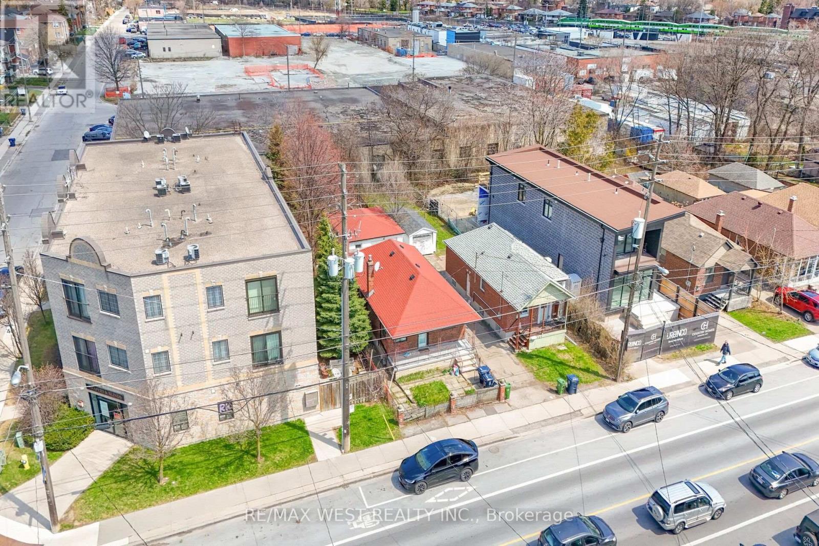 Property at 371 ROYAL YORK ROAD image 3