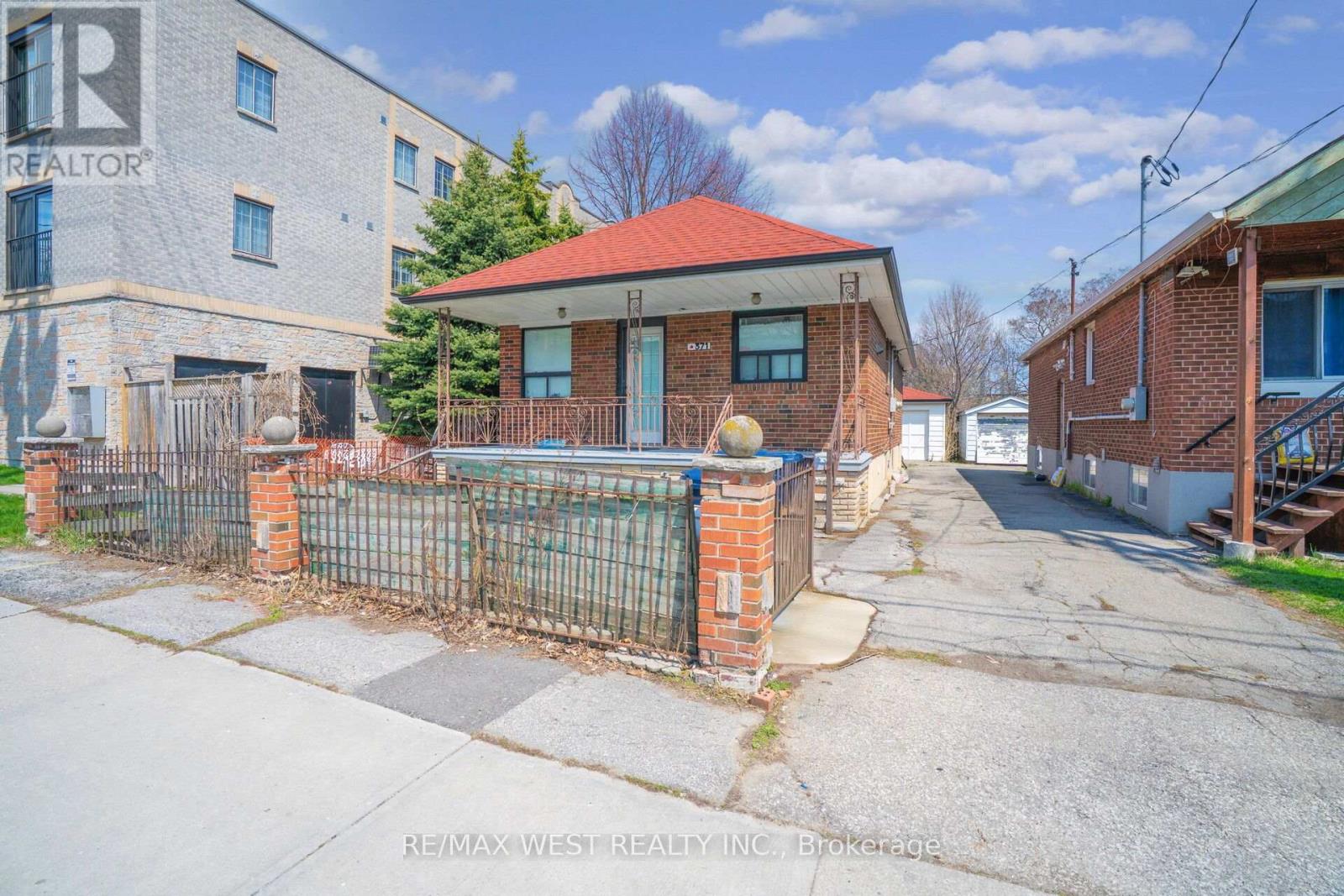 371 Royal York Road, Toronto, Ontario  M8Y 2R1 - Photo 9 - W12103793