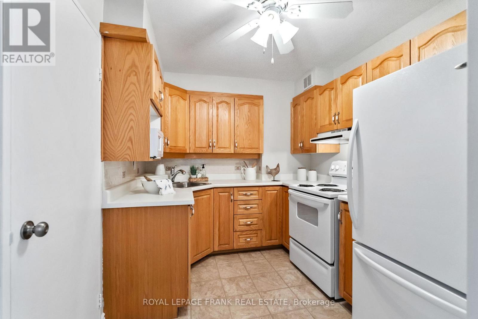 Property at 405 - 363 SIMCOE STREET N image 5