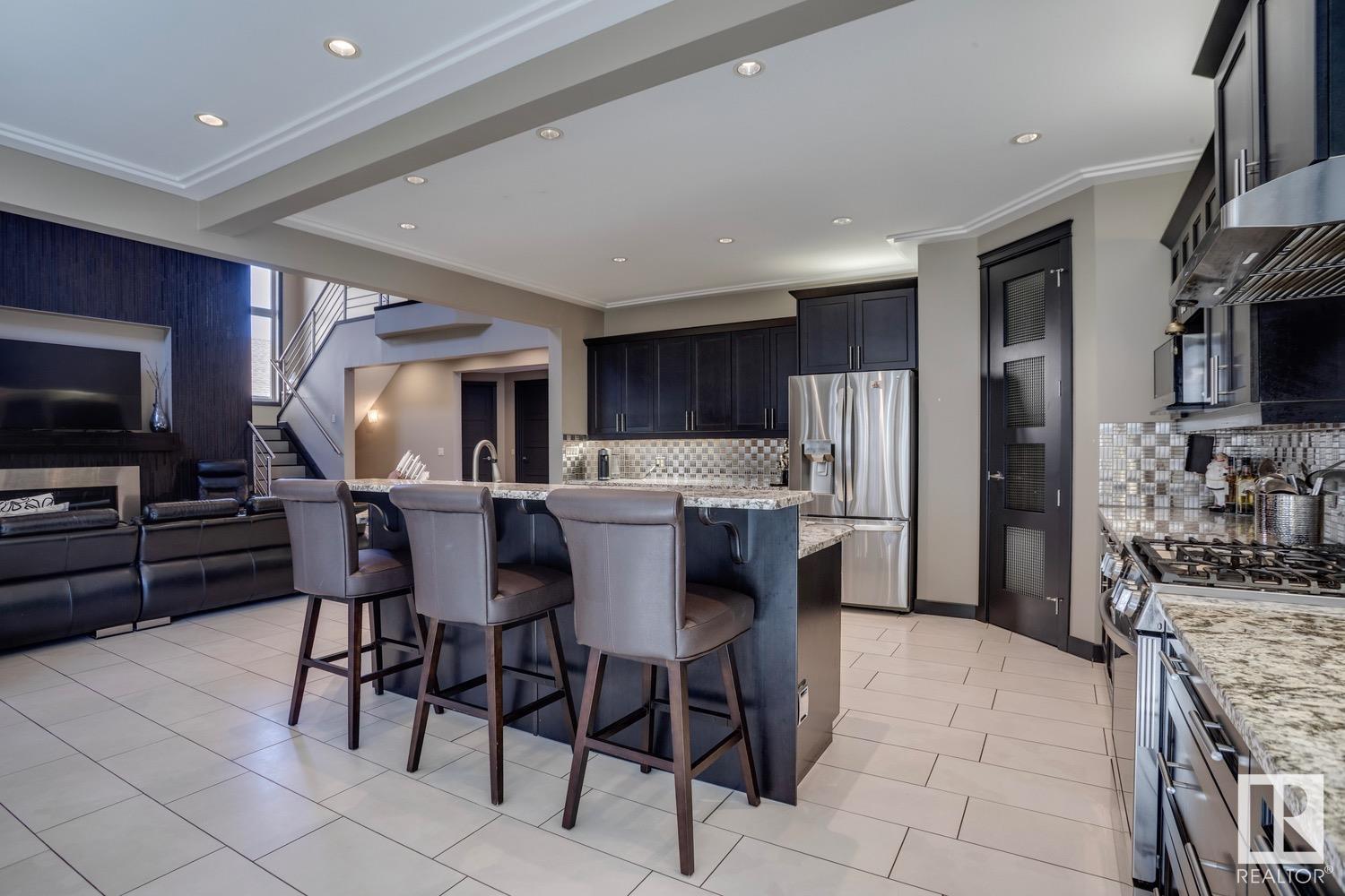 Property at 14 OAK PT image 3