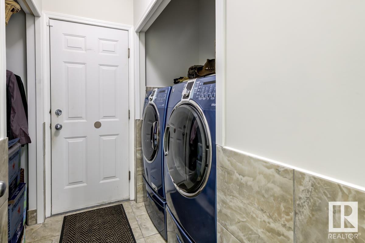 Property at 64 MEADOWVIEW PT image 4