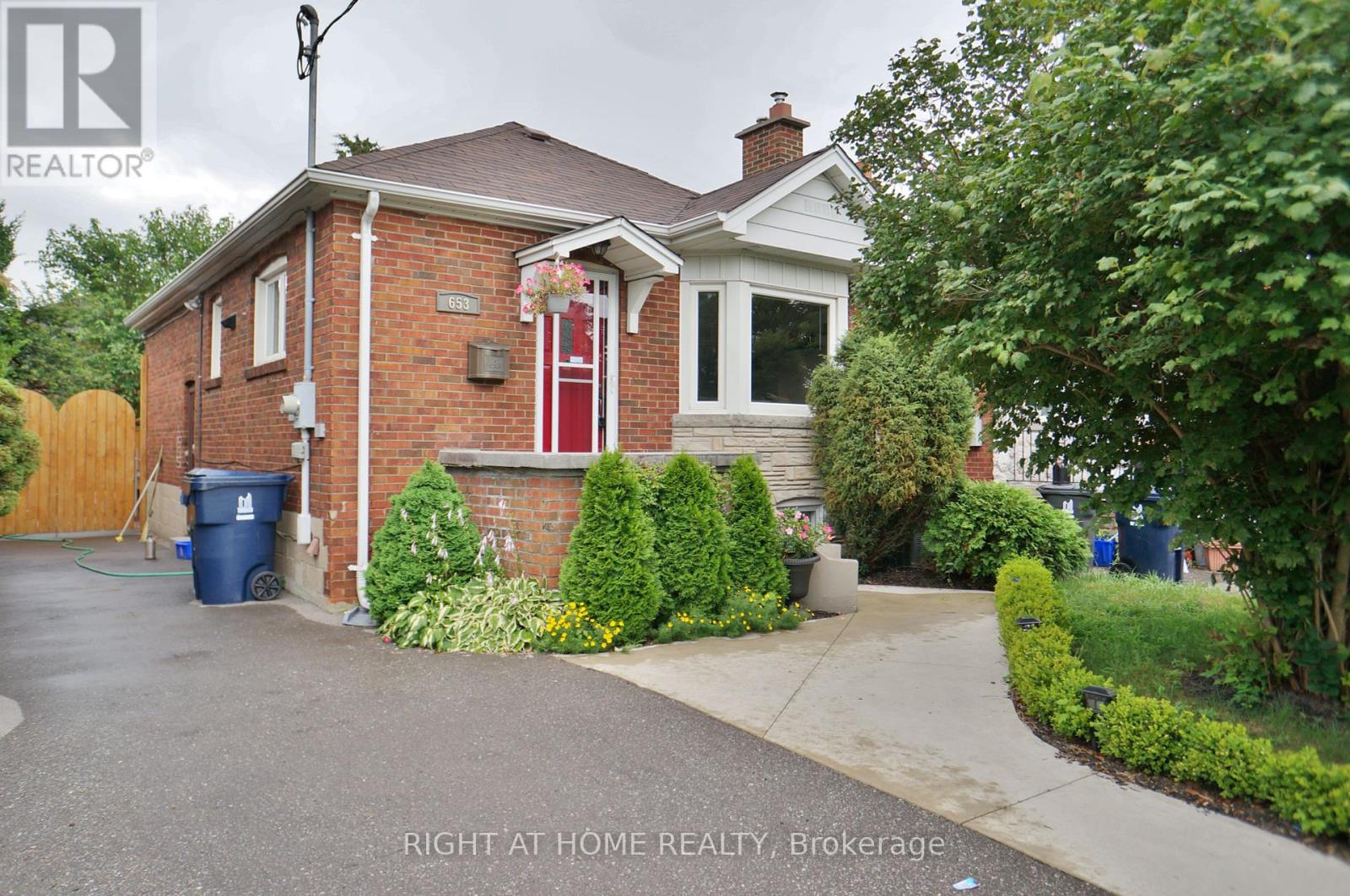 653 Cosburn Avenue, Toronto, Ontario  M4C 2V1 - Photo 1 - E12103900