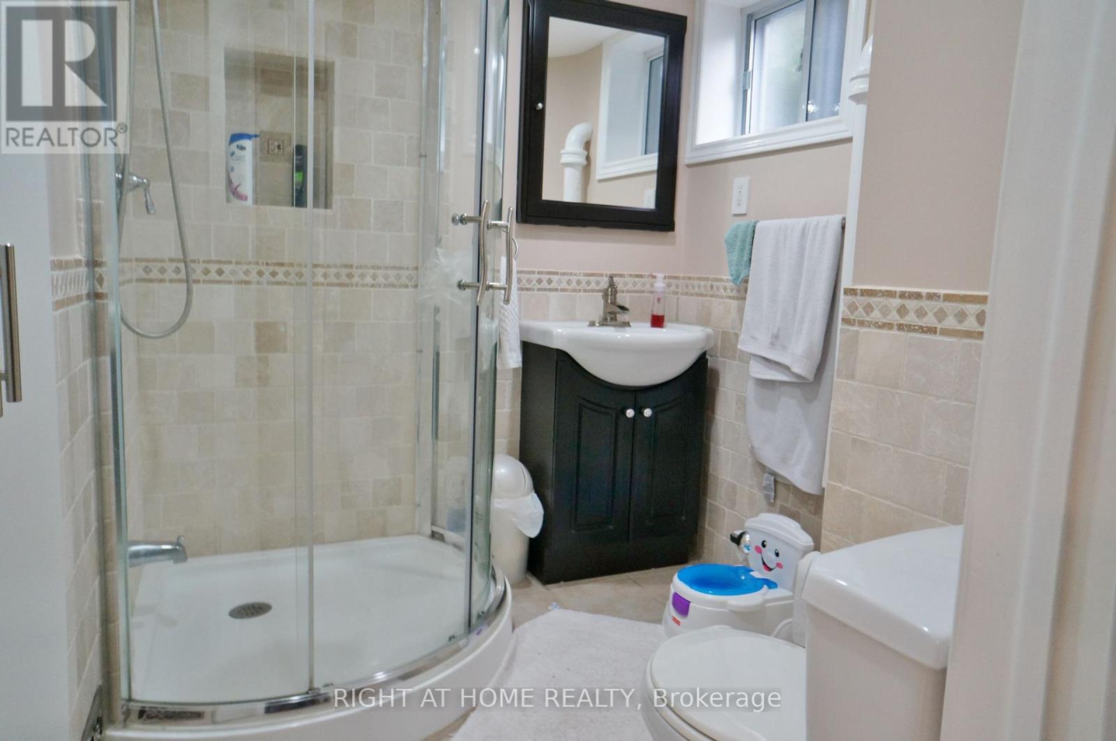 653 Cosburn Avenue, Toronto, Ontario  M4C 2V1 - Photo 12 - E12103900