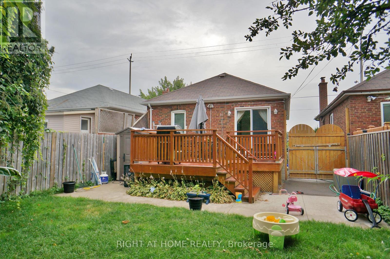 653 Cosburn Avenue, Toronto, Ontario  M4C 2V1 - Photo 2 - E12103900