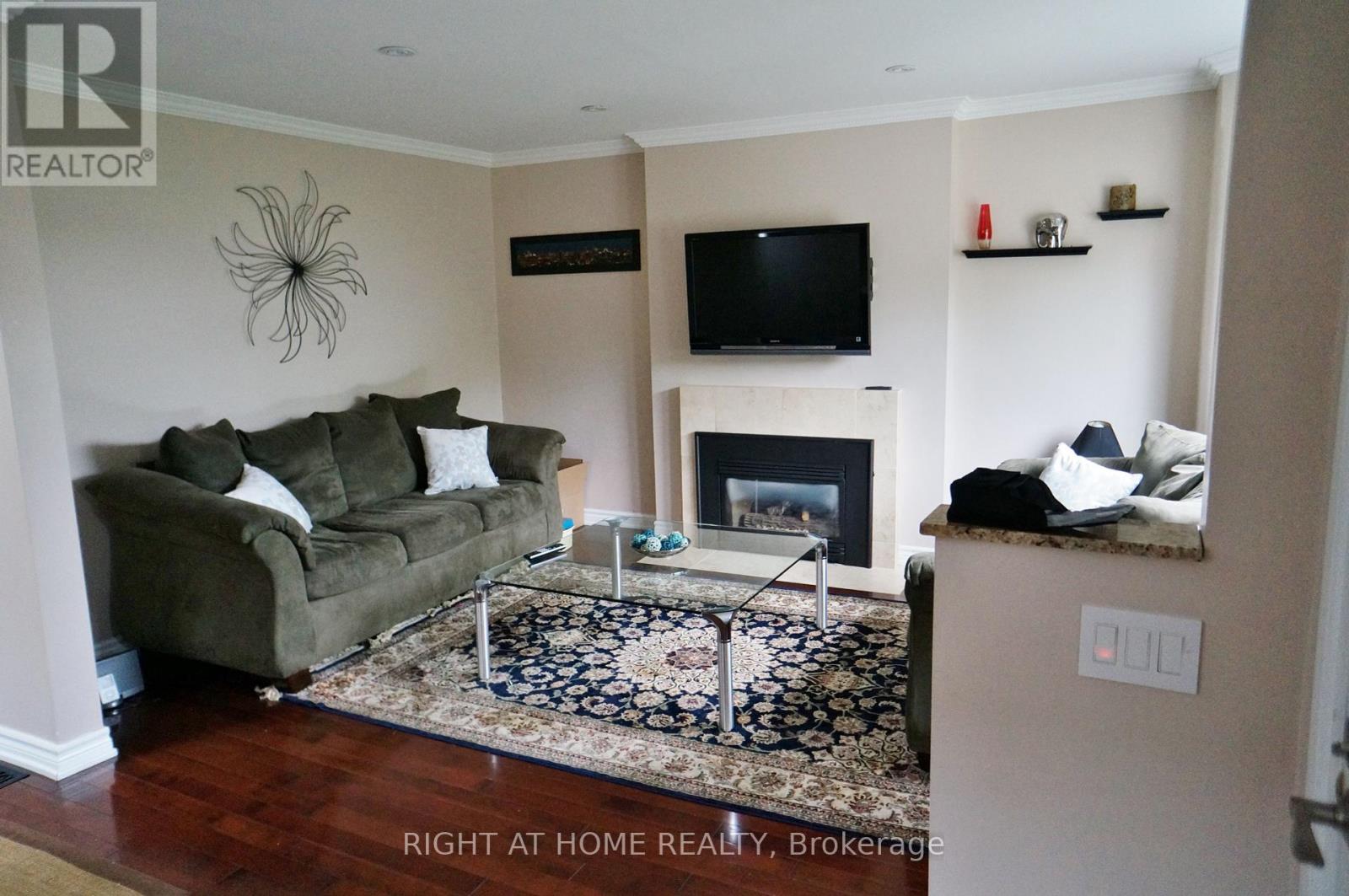 653 Cosburn Avenue, Toronto, Ontario  M4C 2V1 - Photo 5 - E12103900