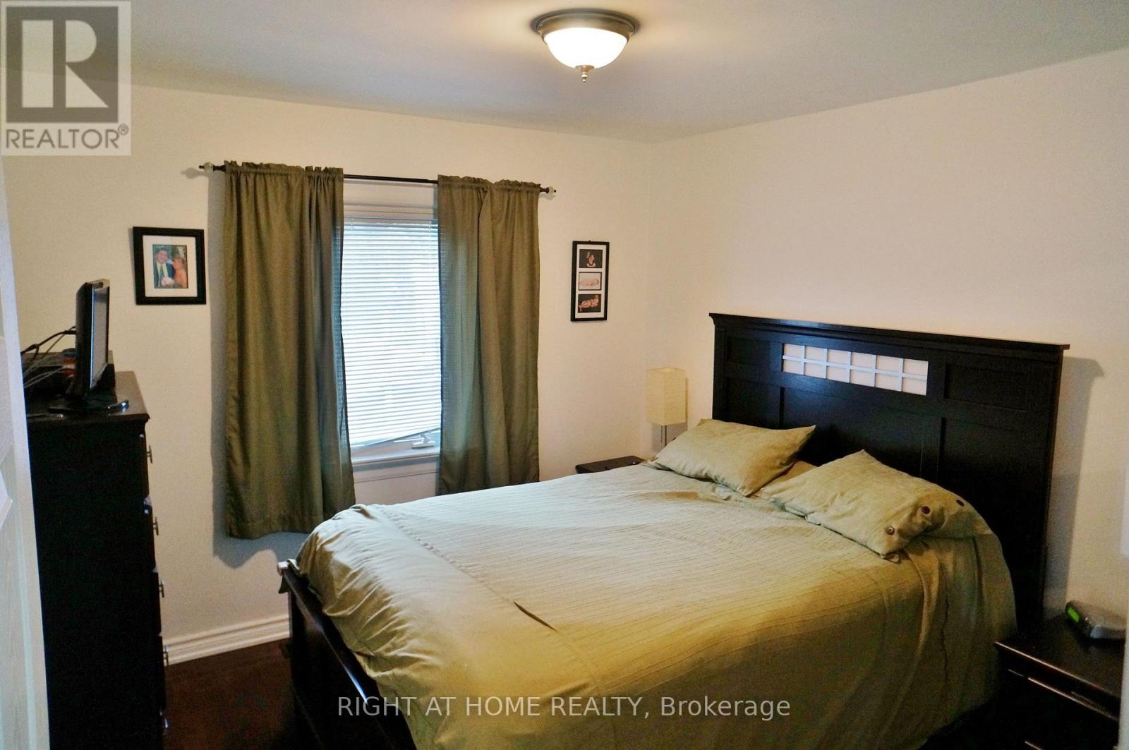 653 Cosburn Avenue, Toronto, Ontario  M4C 2V1 - Photo 6 - E12103900