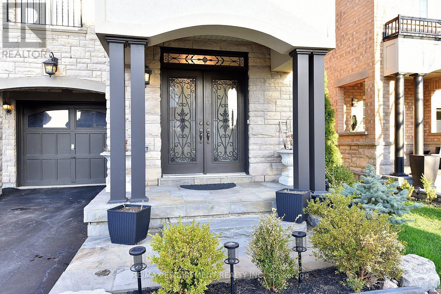 3321 Steeplechase Drive, Burlington, Ontario  L7M 0N6 - Photo 2 - W12103865
