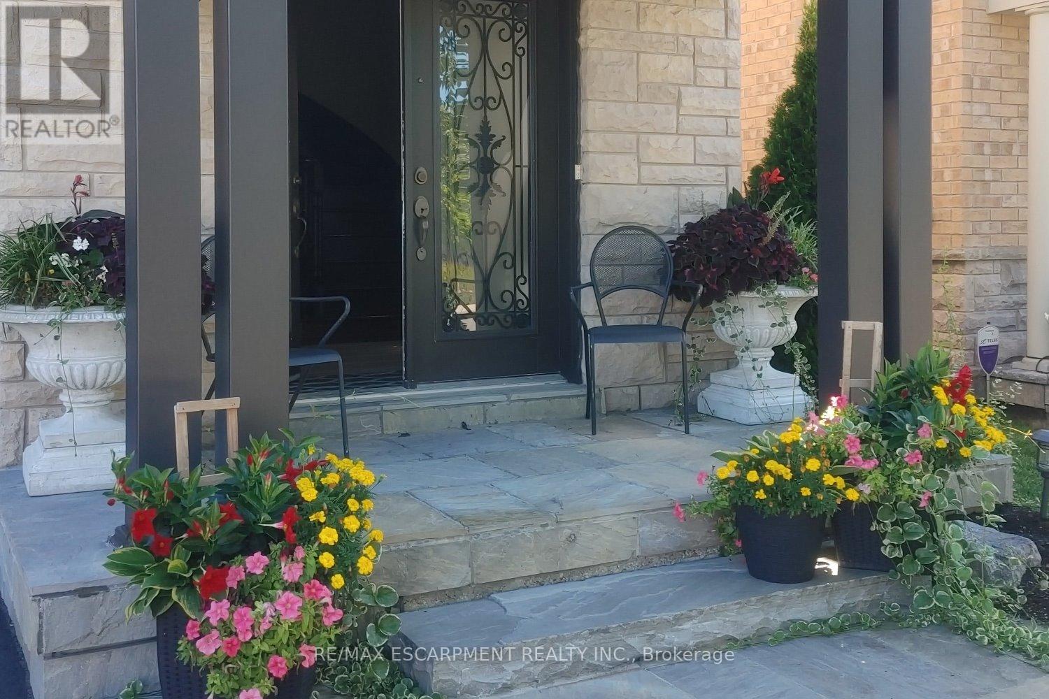 3321 Steeplechase Drive, Burlington, Ontario  L7M 0N6 - Photo 3 - W12103865