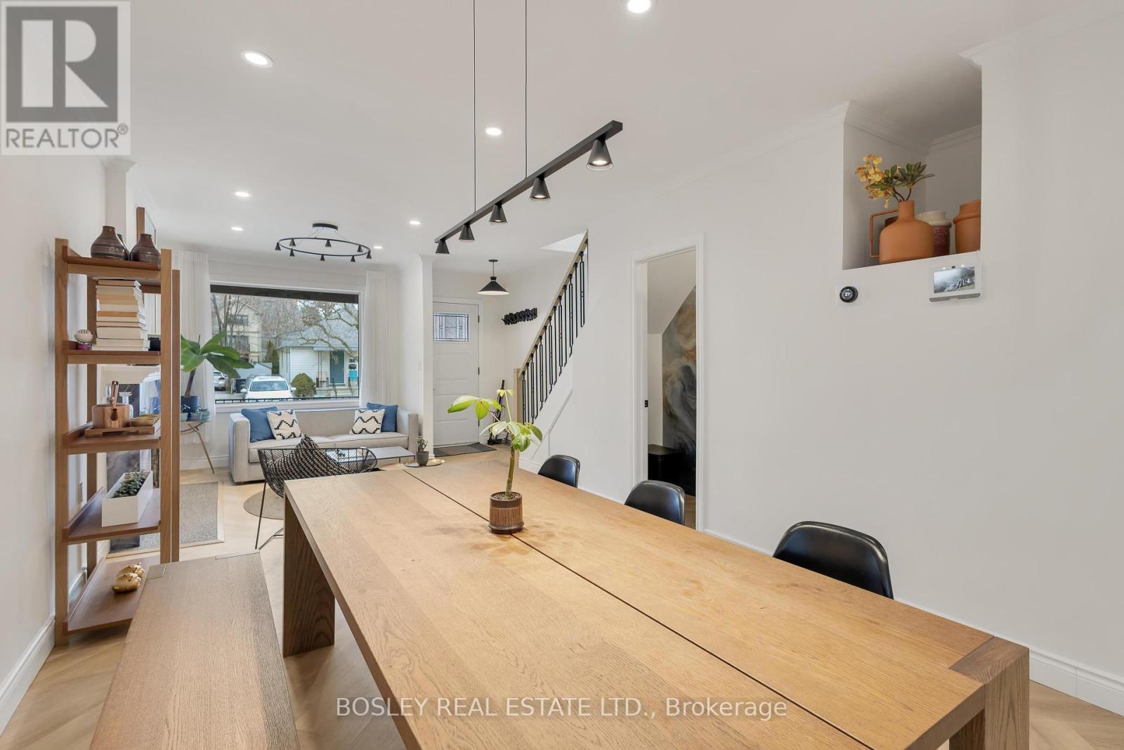 25 Warren Crescent, Toronto (Lambton Baby Point), Ontario  M6S 4S1 - Photo 12 - W12103876