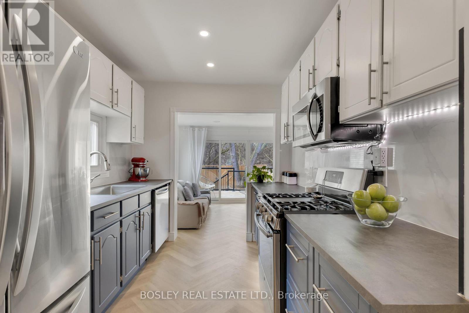 25 Warren Crescent, Toronto (Lambton Baby Point), Ontario  M6S 4S1 - Photo 14 - W12103876