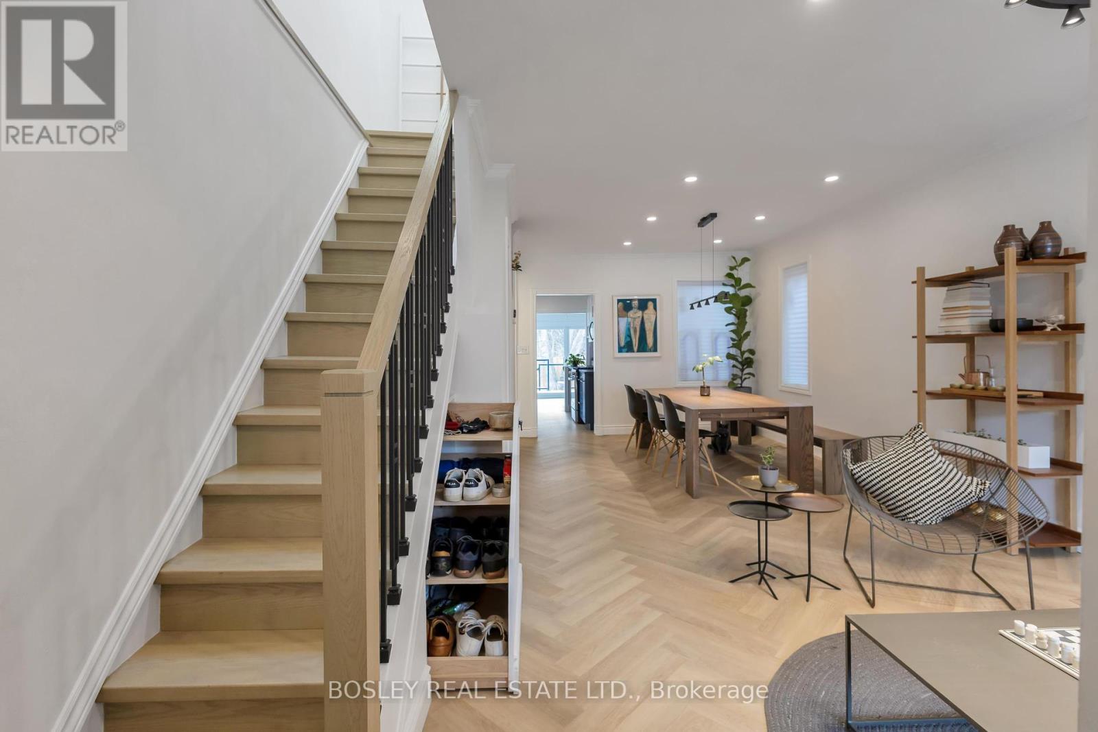 25 Warren Crescent, Toronto (Lambton Baby Point), Ontario  M6S 4S1 - Photo 4 - W12103876